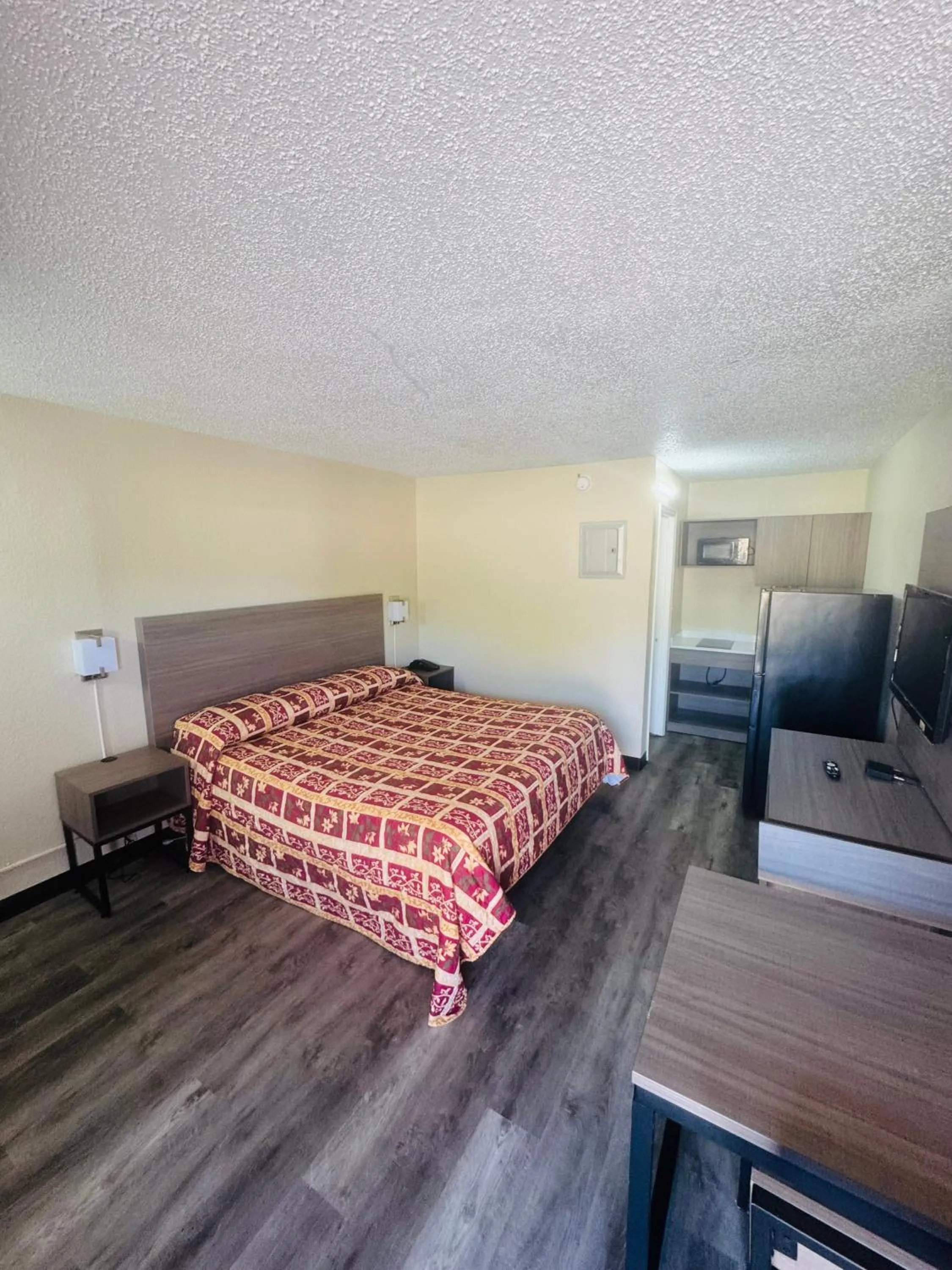 Bedroom, Bed in Studios & Suites 4 Less Virginia Beach