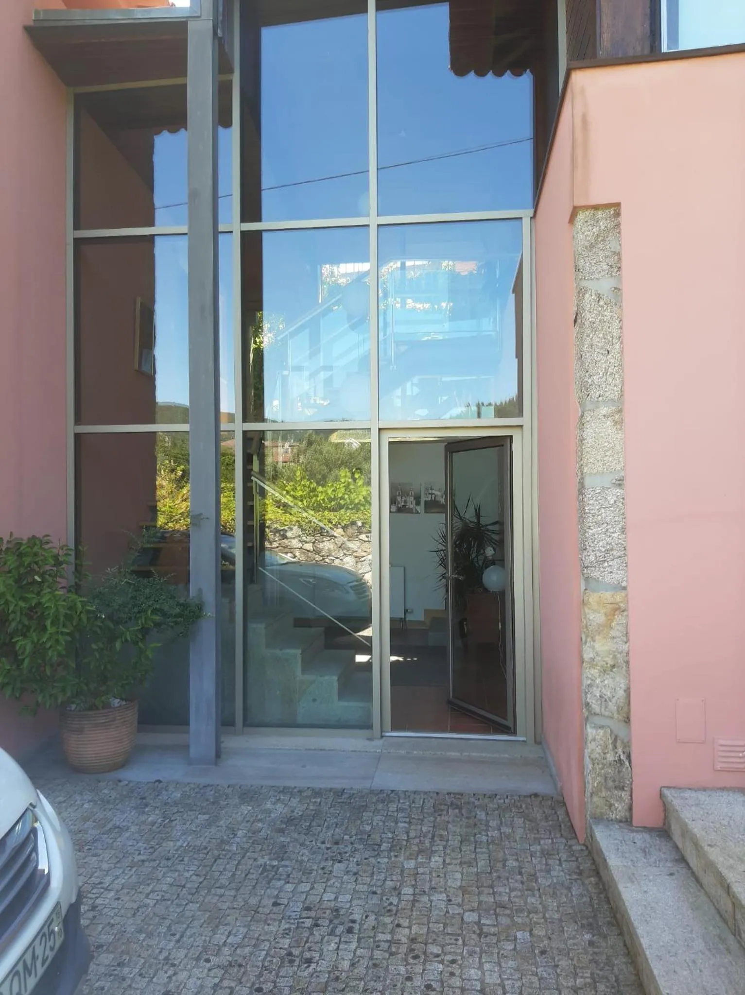 Facade/entrance in Casa da Boa Fonte by Casa da Travessa