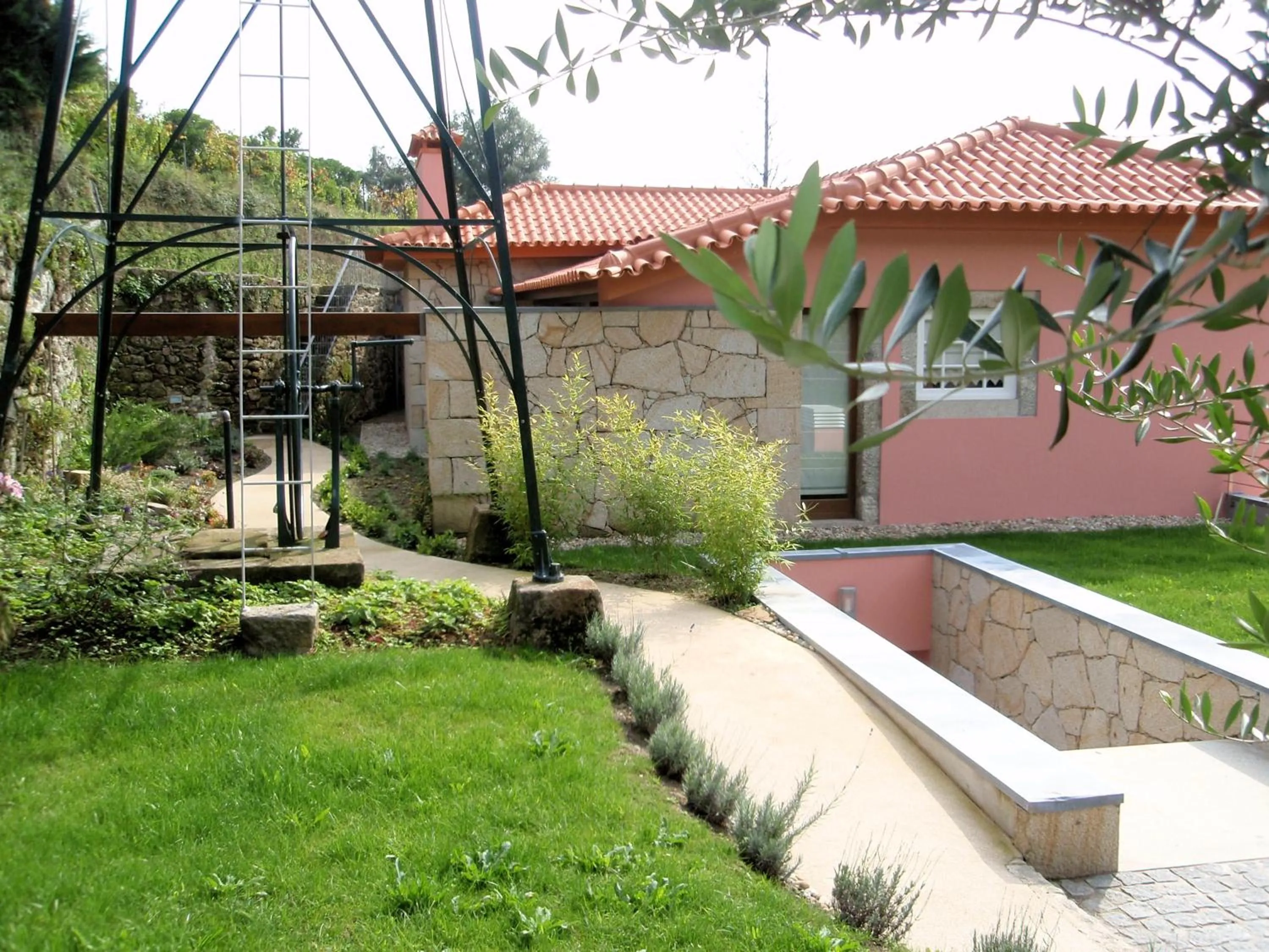 Garden in Casa da Boa Fonte by Casa da Travessa