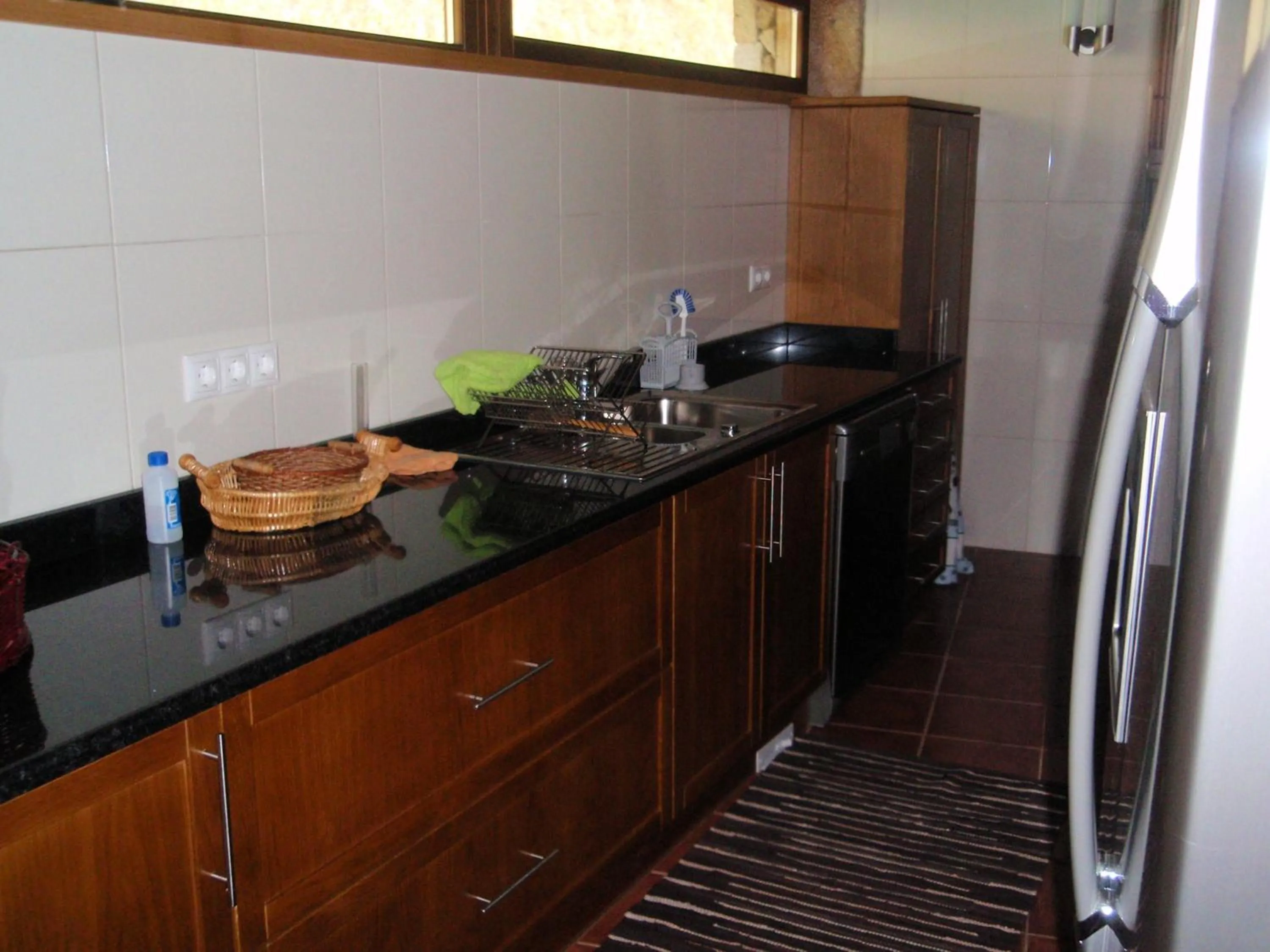 Communal kitchen in Casa da Boa Fonte by Casa da Travessa