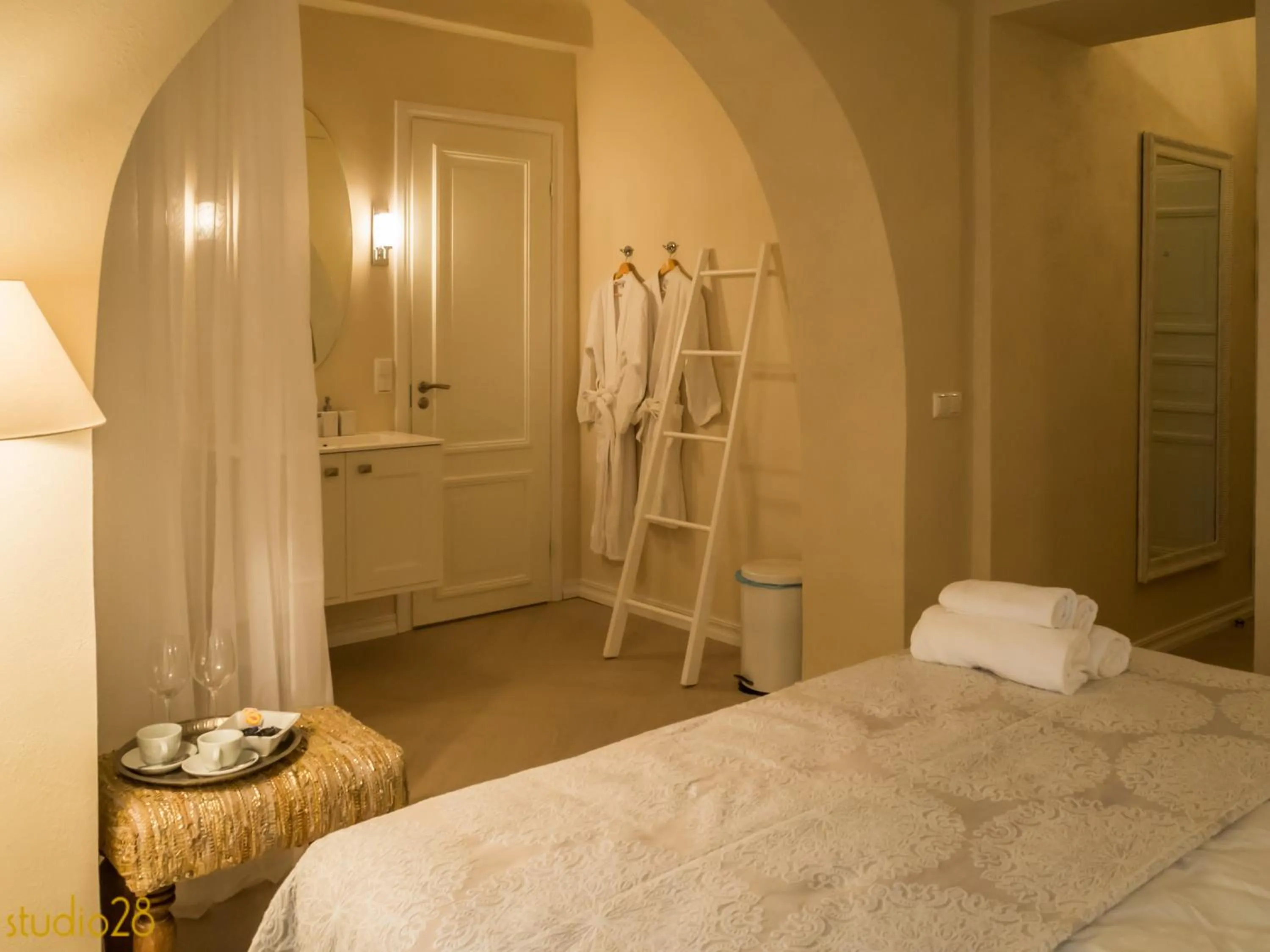 Bathroom, Bed in Studio28 Boutique Rooms