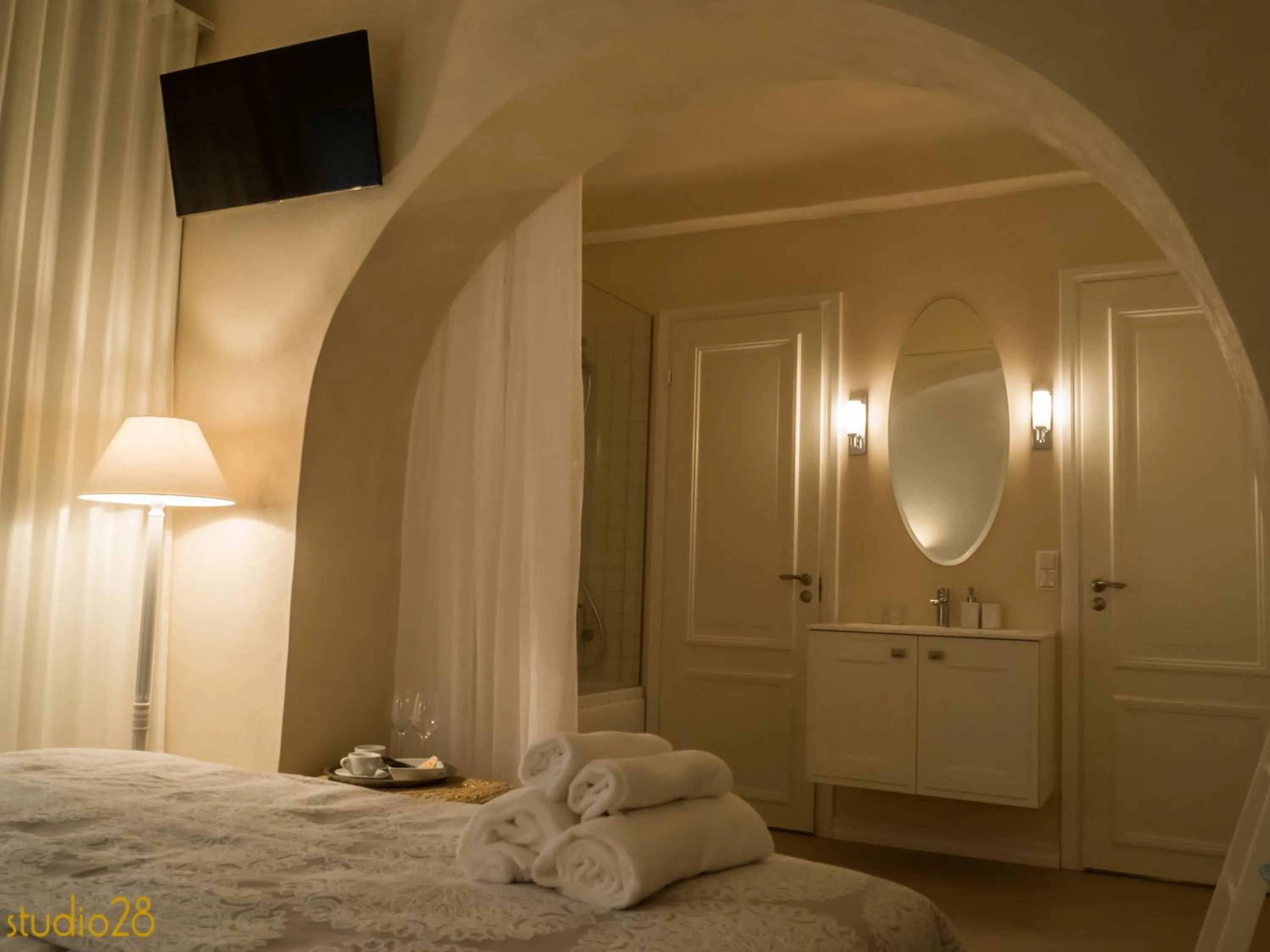 Bathroom, Bed in Studio28 Boutique Rooms