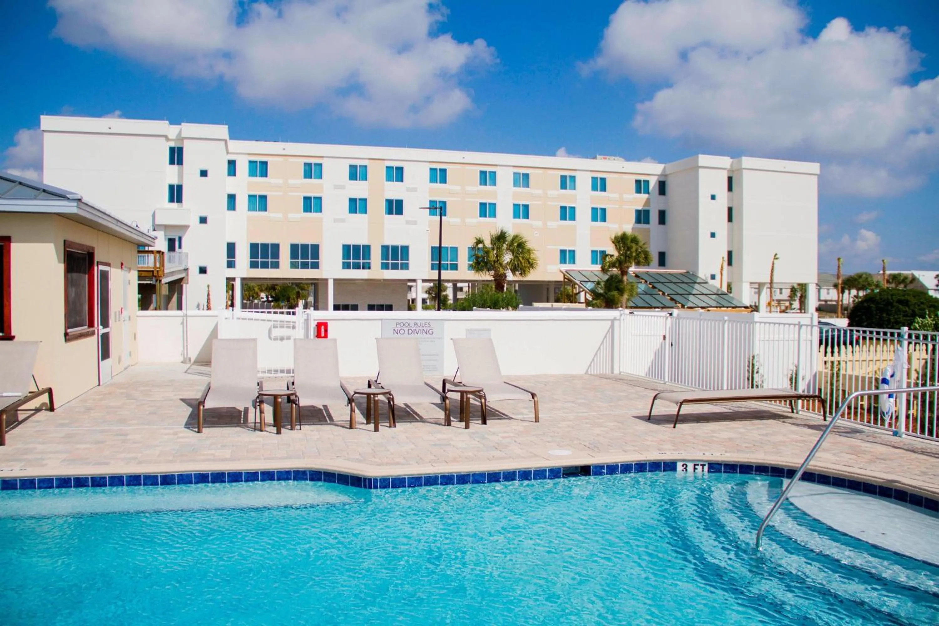 Swimming pool in Courtyard by Marriott Fort Walton Beach-West Destin