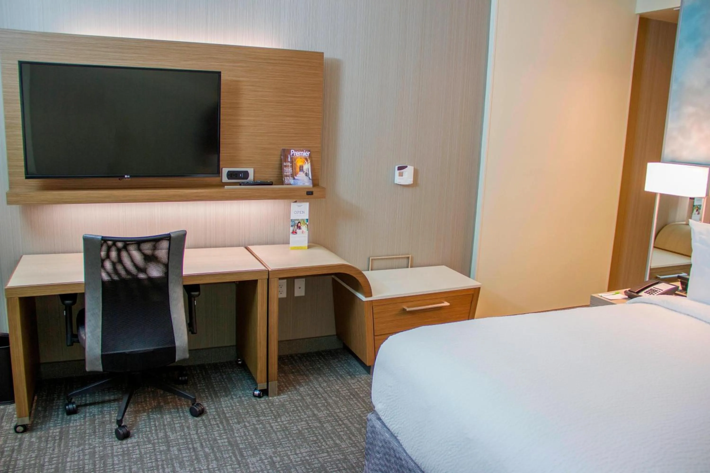 Photo of the whole room, Bed in Courtyard by Marriott Fort Walton Beach-West Destin