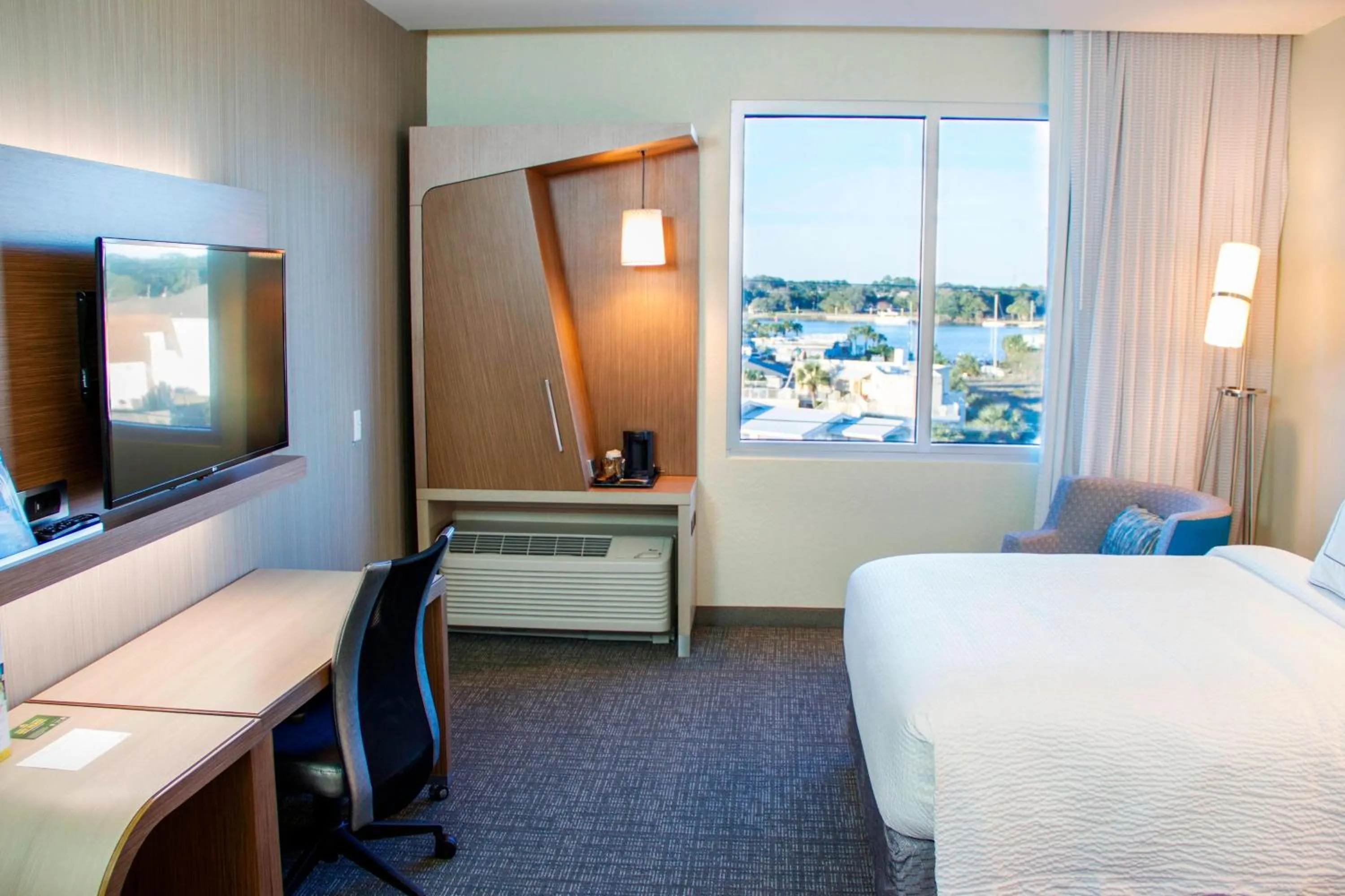 Photo of the whole room, Bed in Courtyard by Marriott Fort Walton Beach-West Destin
