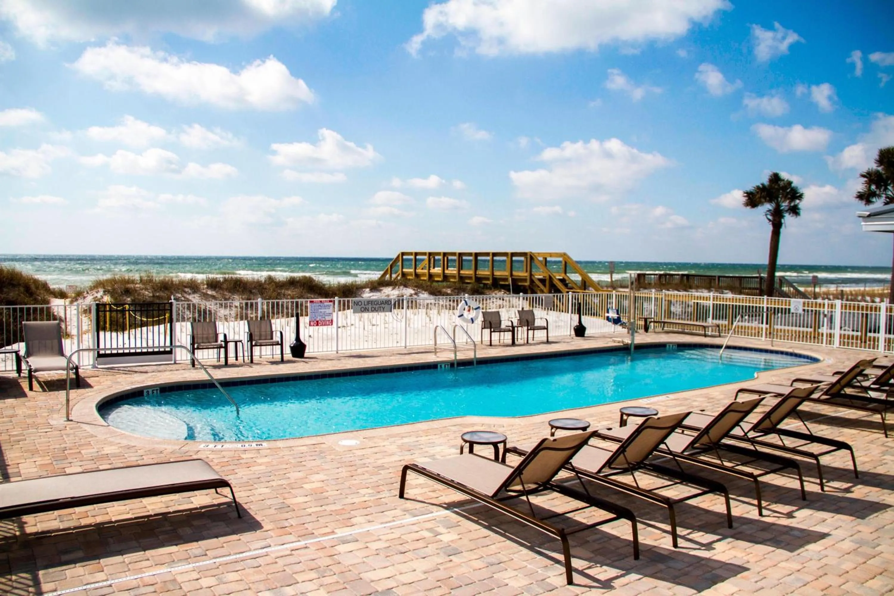 Swimming pool in Courtyard by Marriott Fort Walton Beach-West Destin