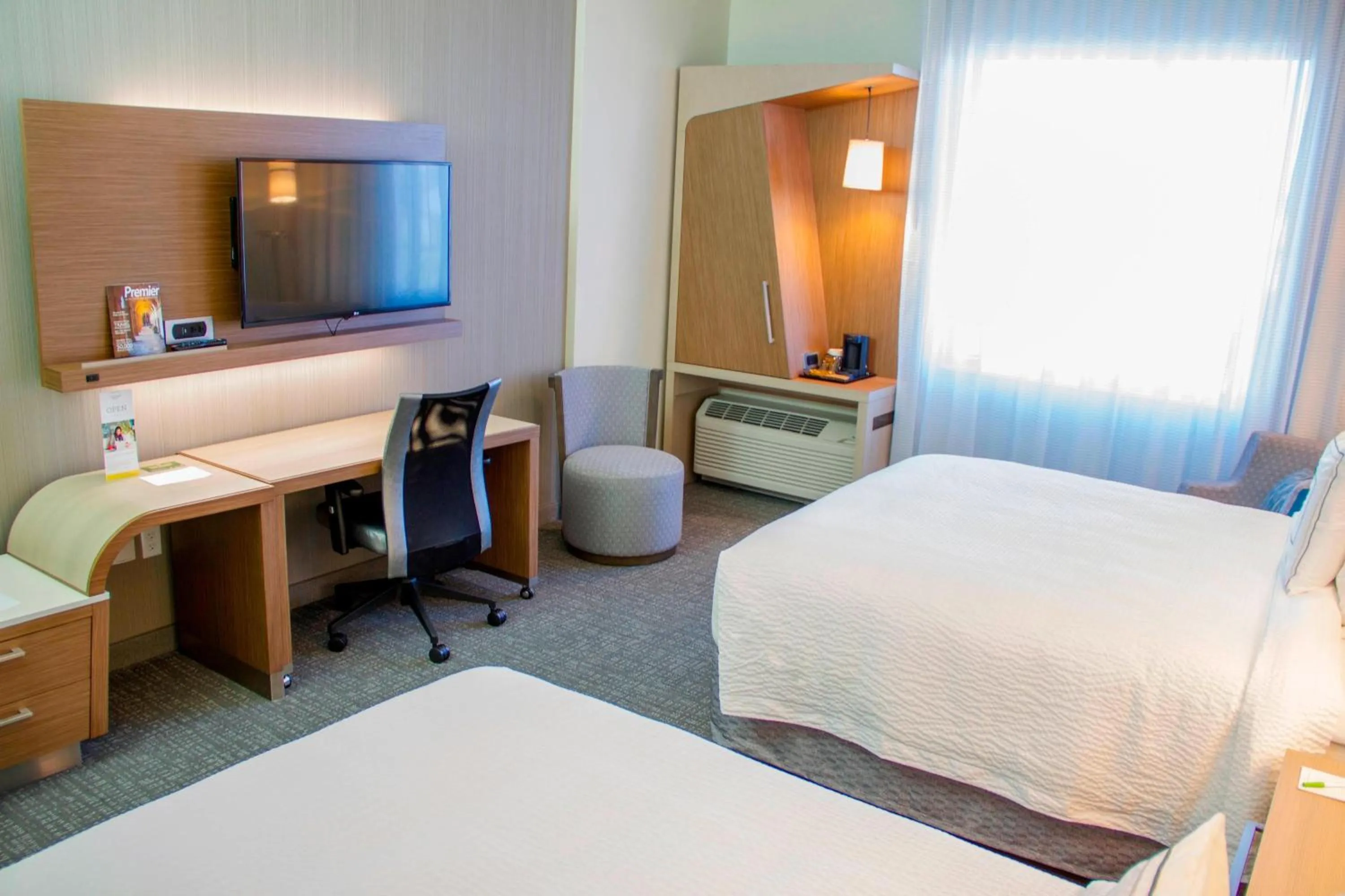 Photo of the whole room, Bed in Courtyard by Marriott Fort Walton Beach-West Destin