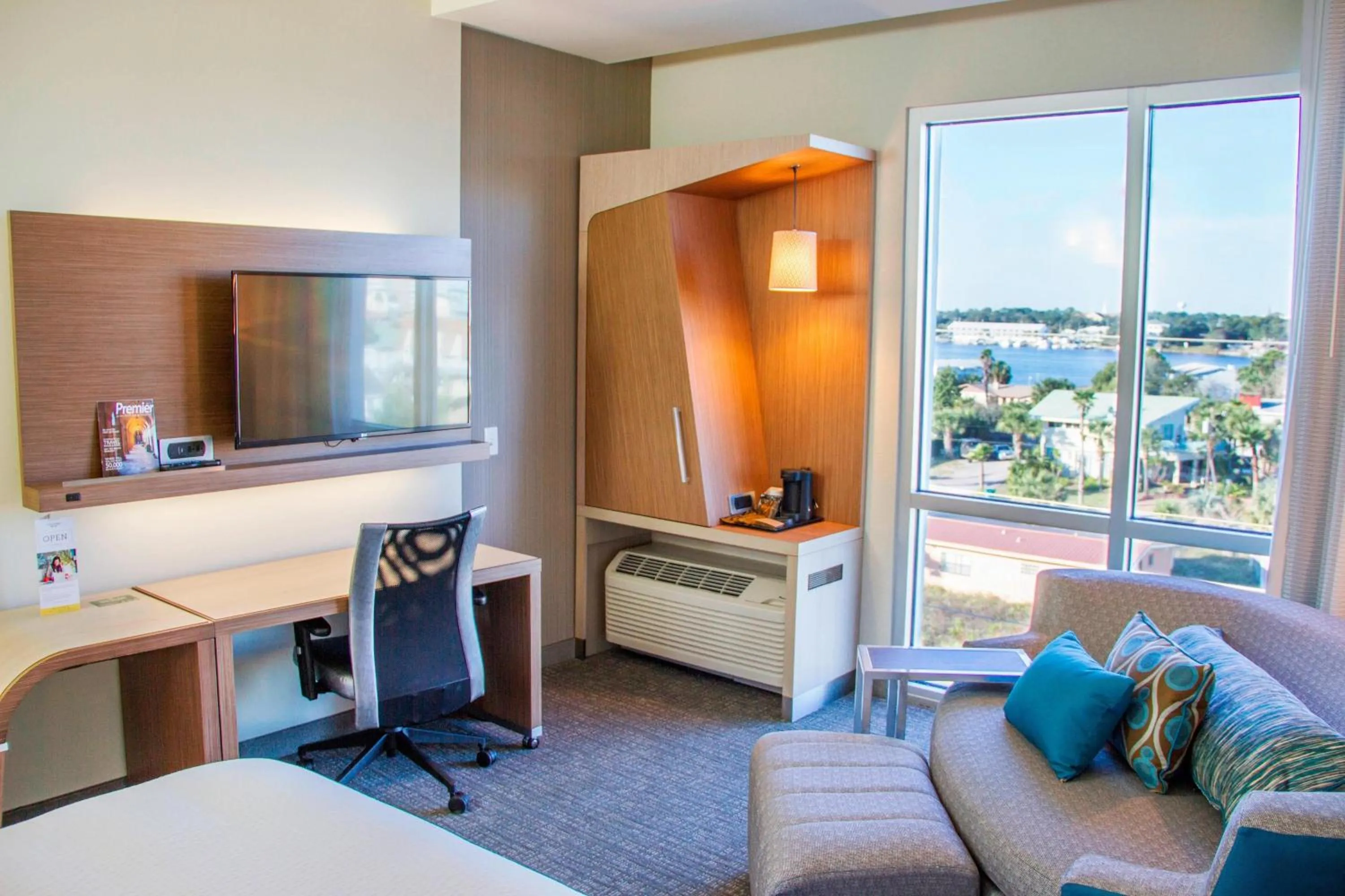 Photo of the whole room, Bed in Courtyard by Marriott Fort Walton Beach-West Destin