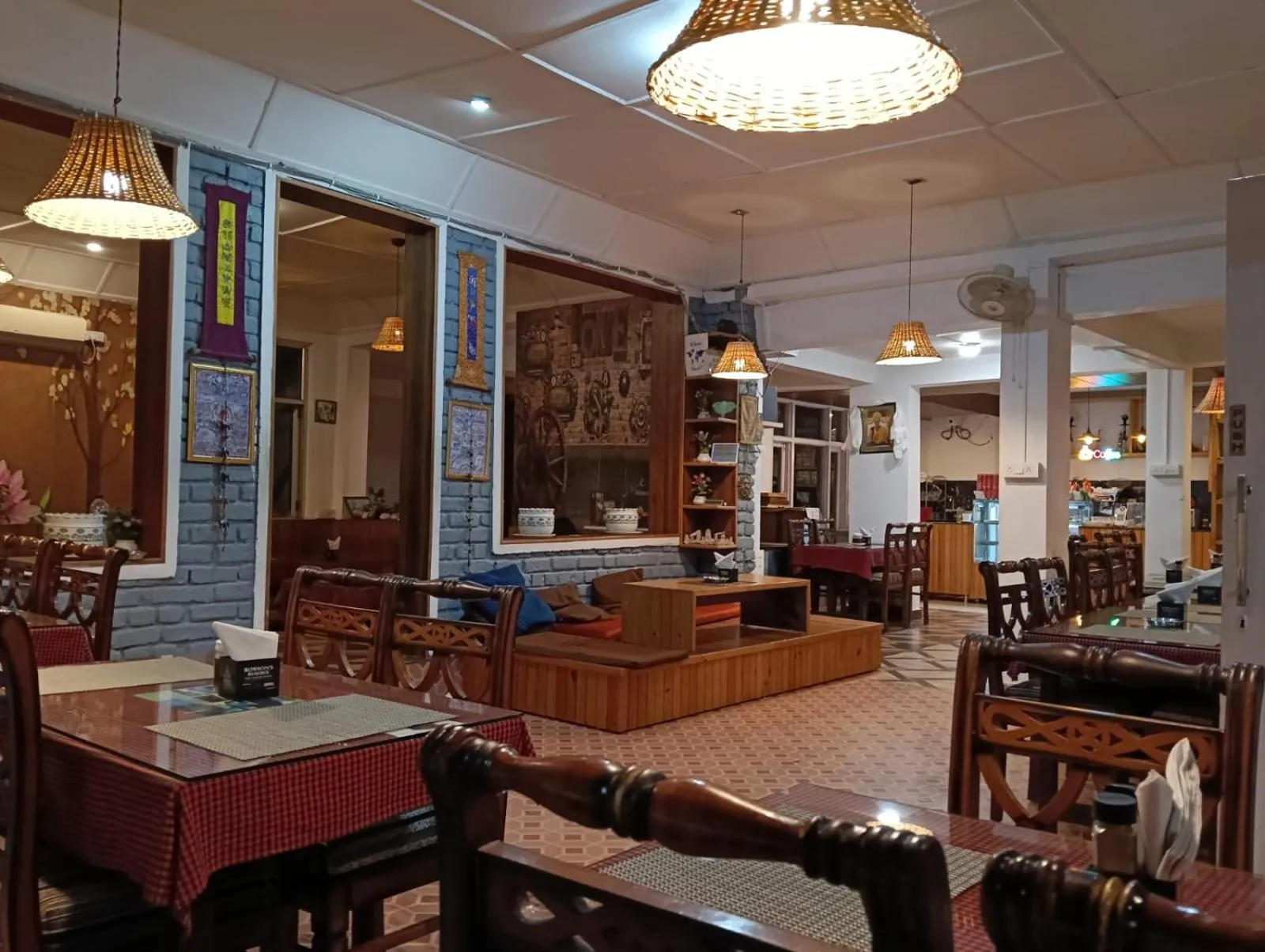 Restaurant/places to eat in Sky Pie hotel