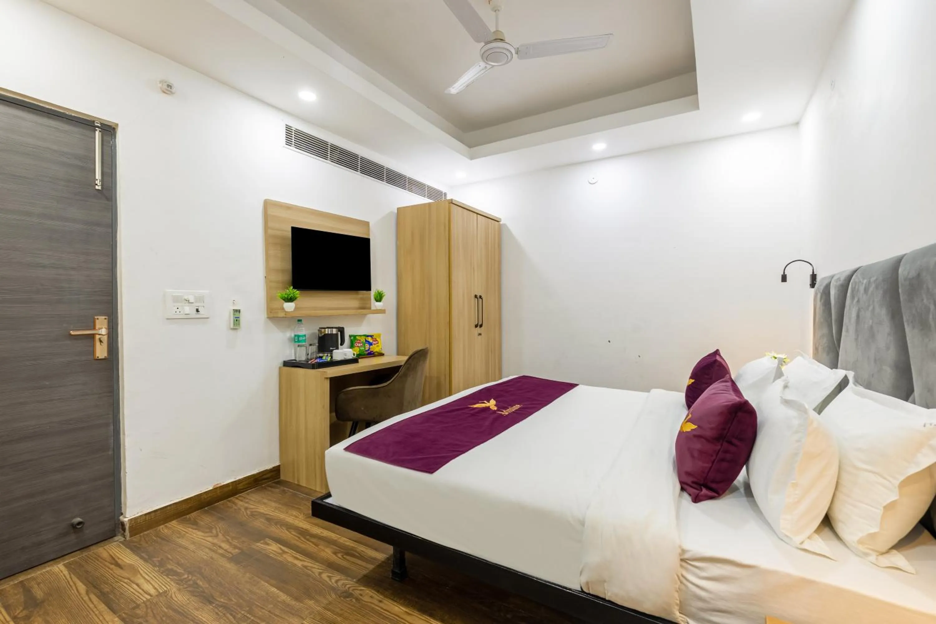 Bed in Hotel Admire Inn Sec - 104 By ASPL