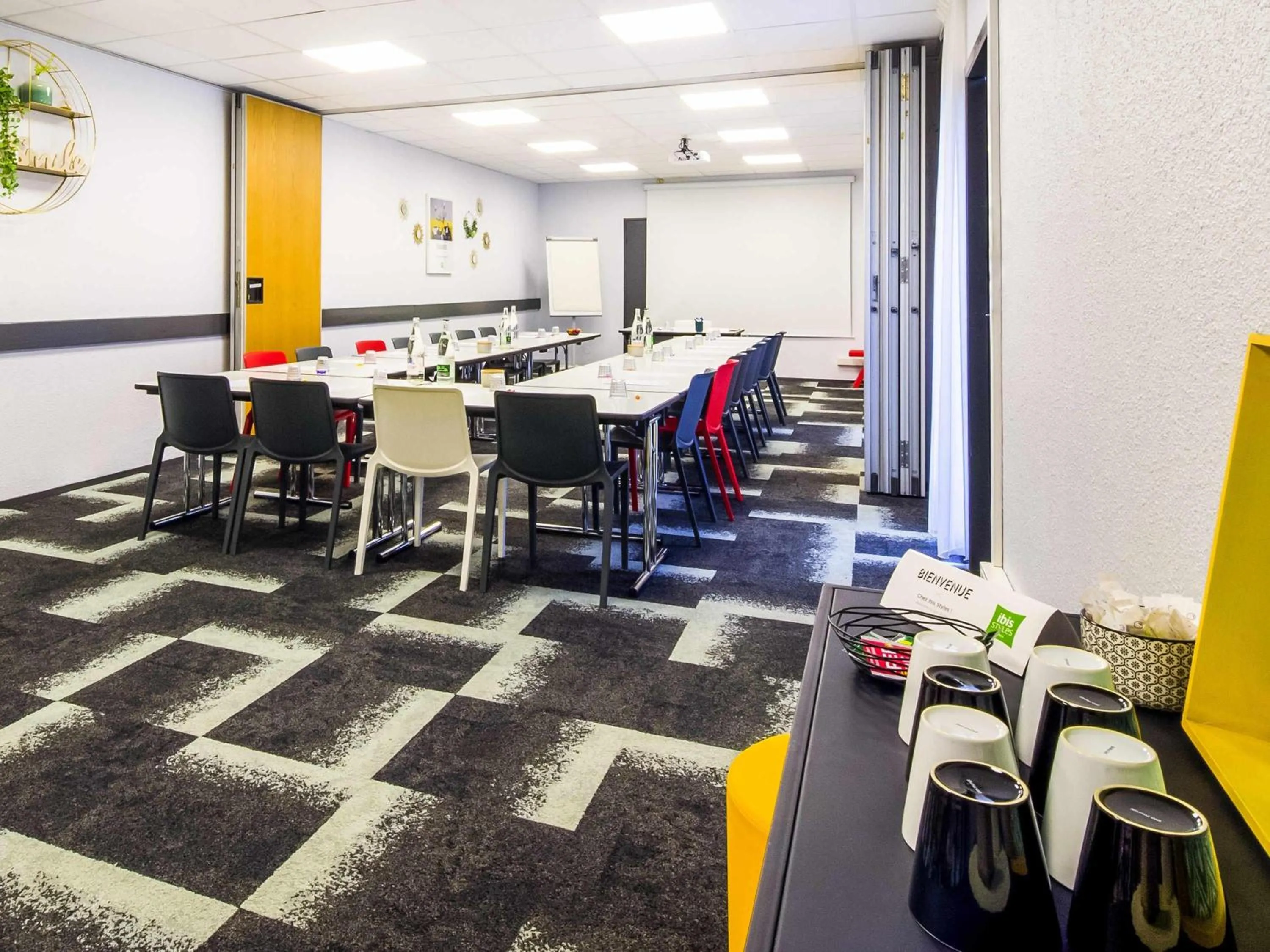 Meeting/conference room in Ibis Styles Toulouse Labège