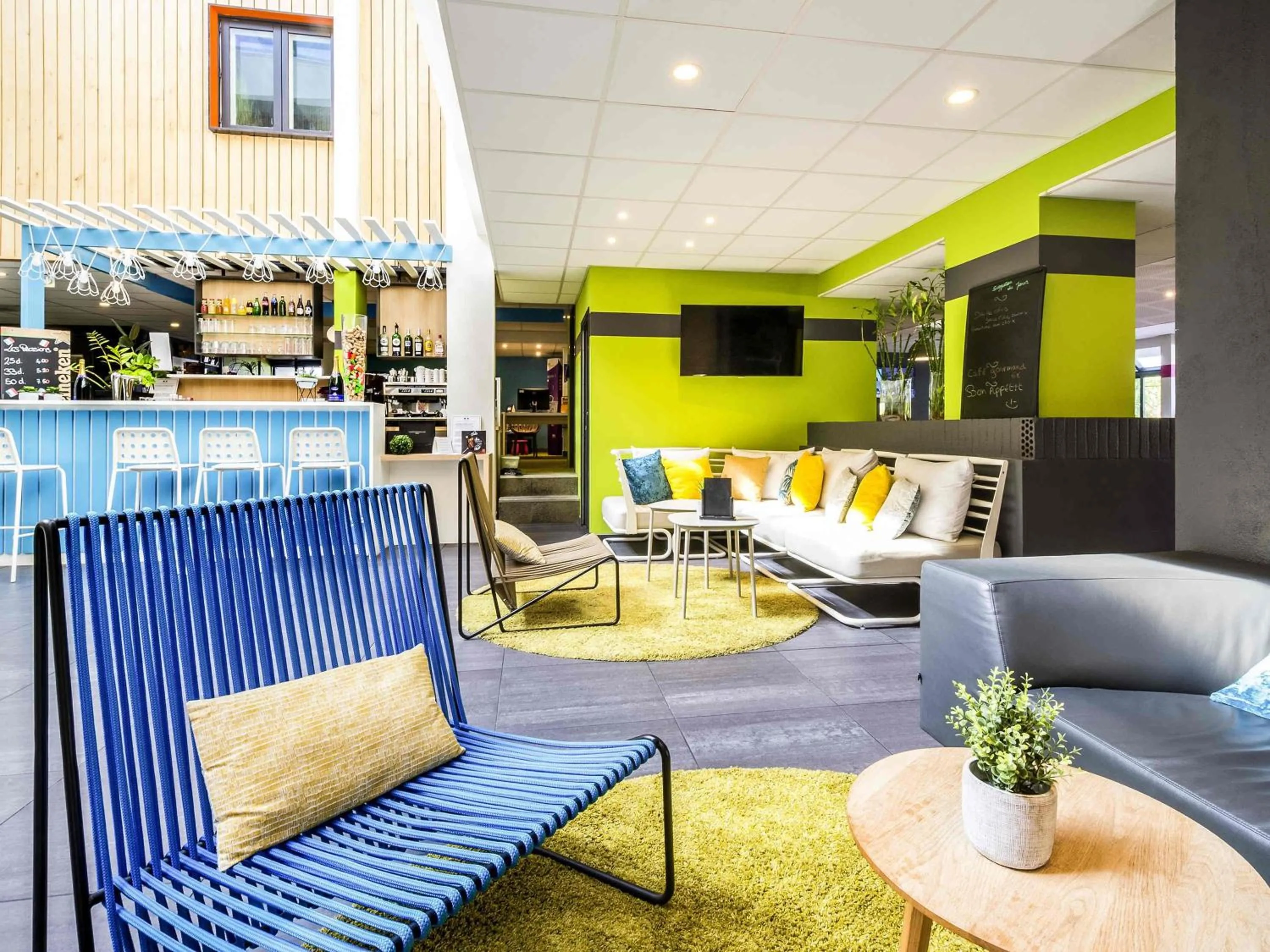 Lounge or bar in Ibis Styles Toulouse Labège
