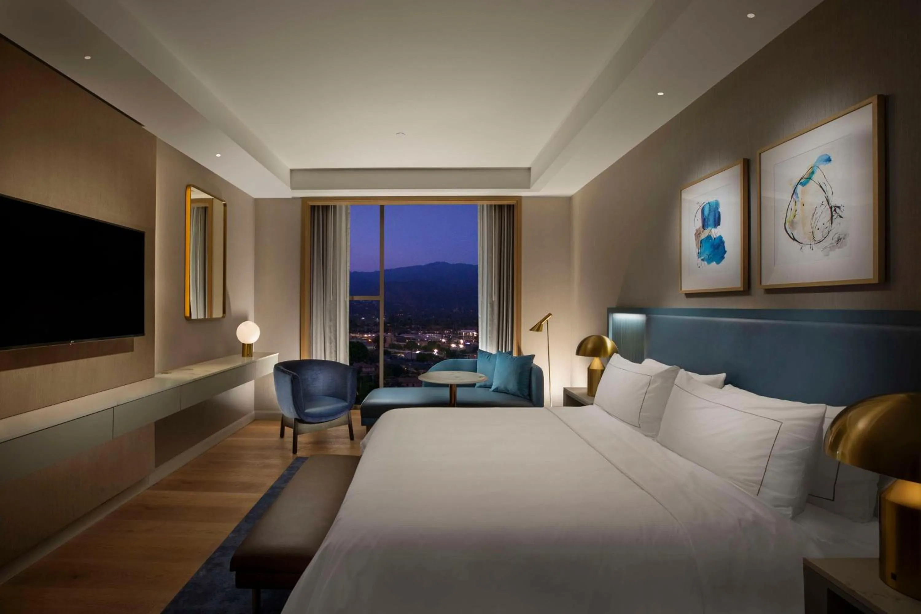 Bed in Hilton Arcadia Los Angeles