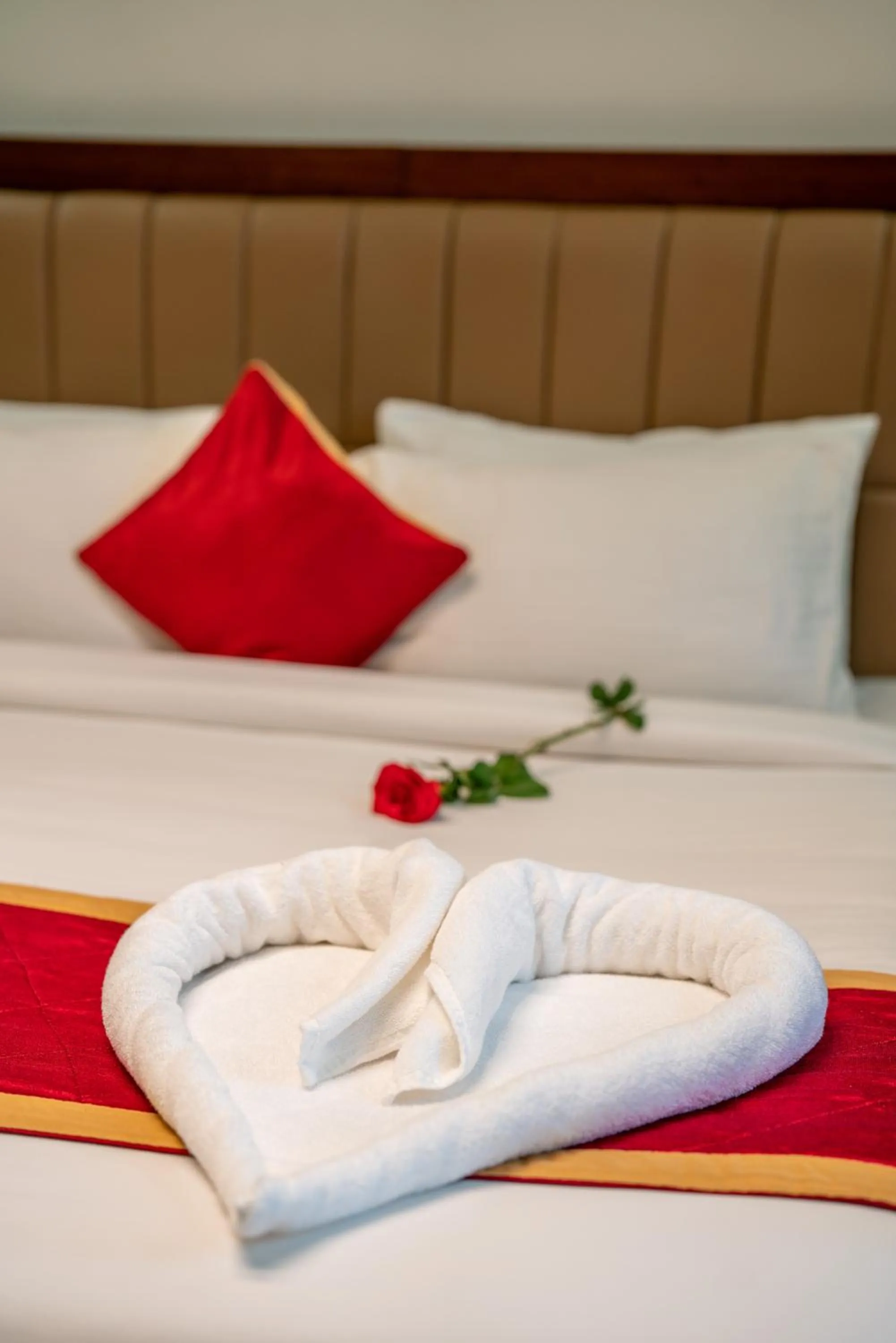 Bed in Royal Plaza Glitz Inn