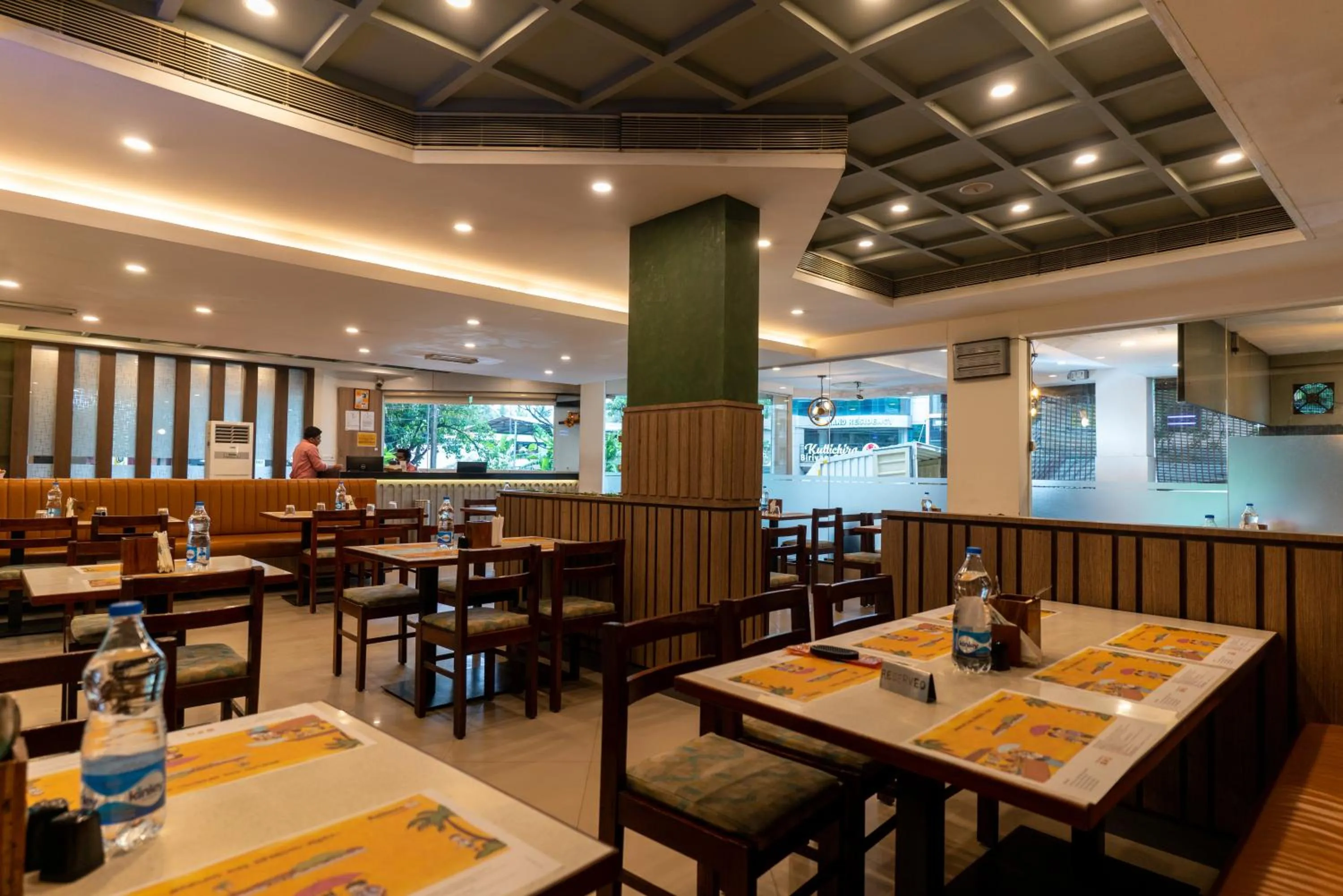 Restaurant/places to eat in Royal Plaza Glitz Inn