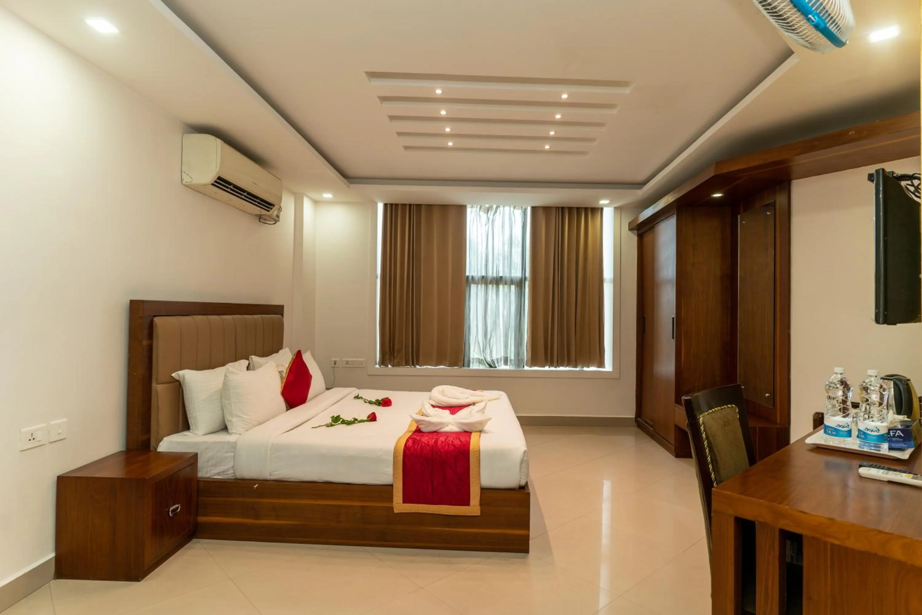 Bedroom, Bed in Royal Plaza Glitz Inn