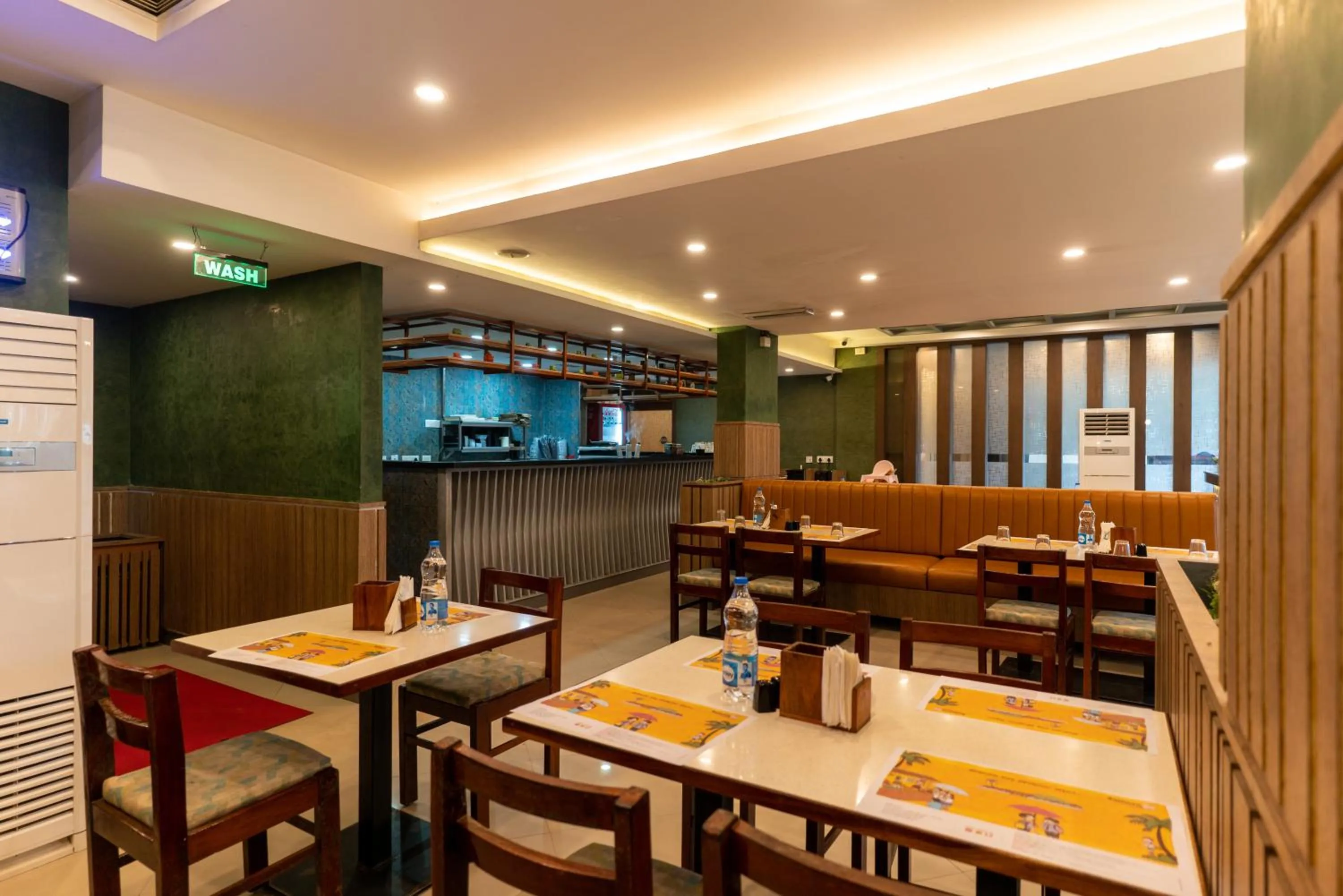 Restaurant/places to eat in Royal Plaza Glitz Inn