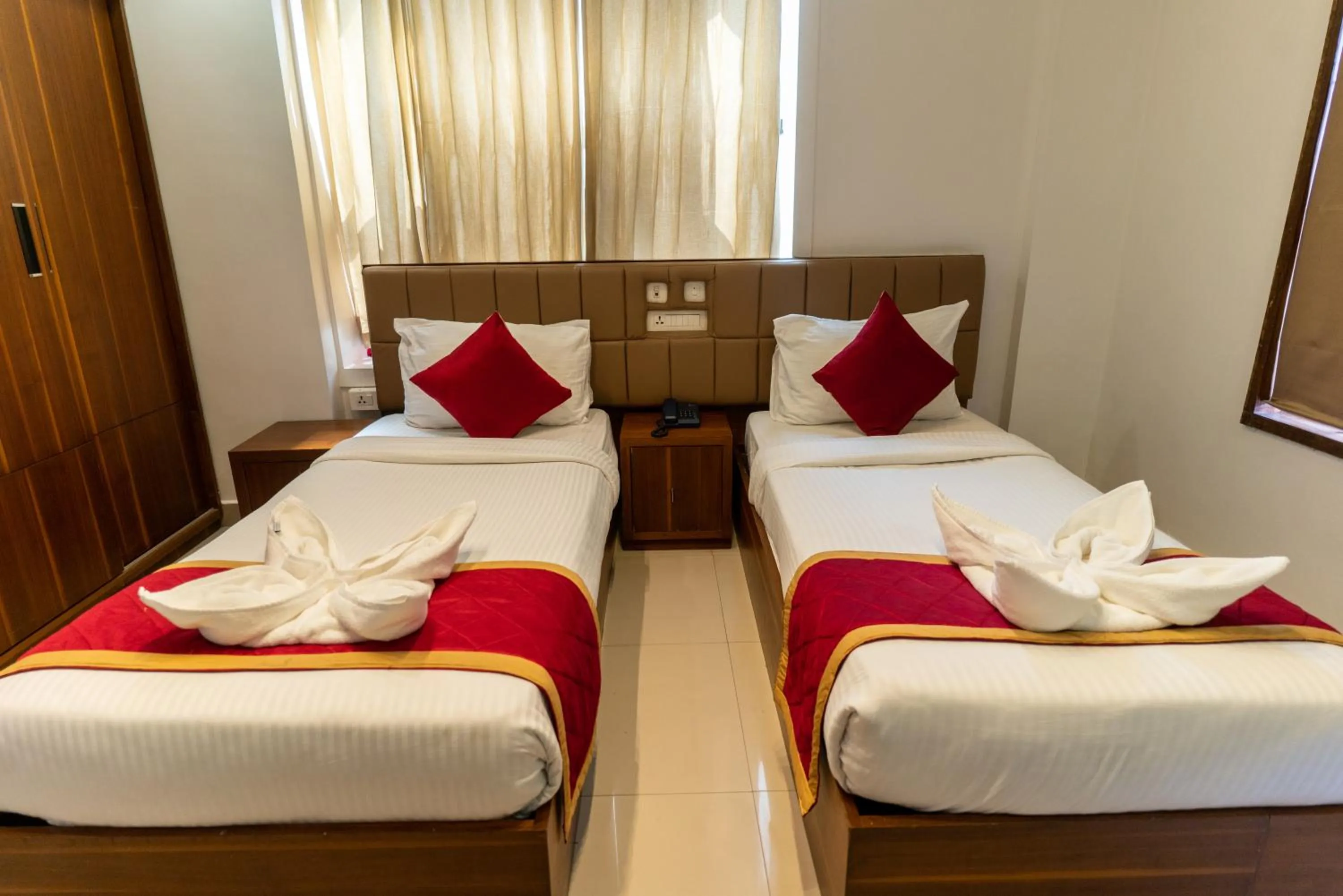 Bedroom, Bed in Royal Plaza Glitz Inn