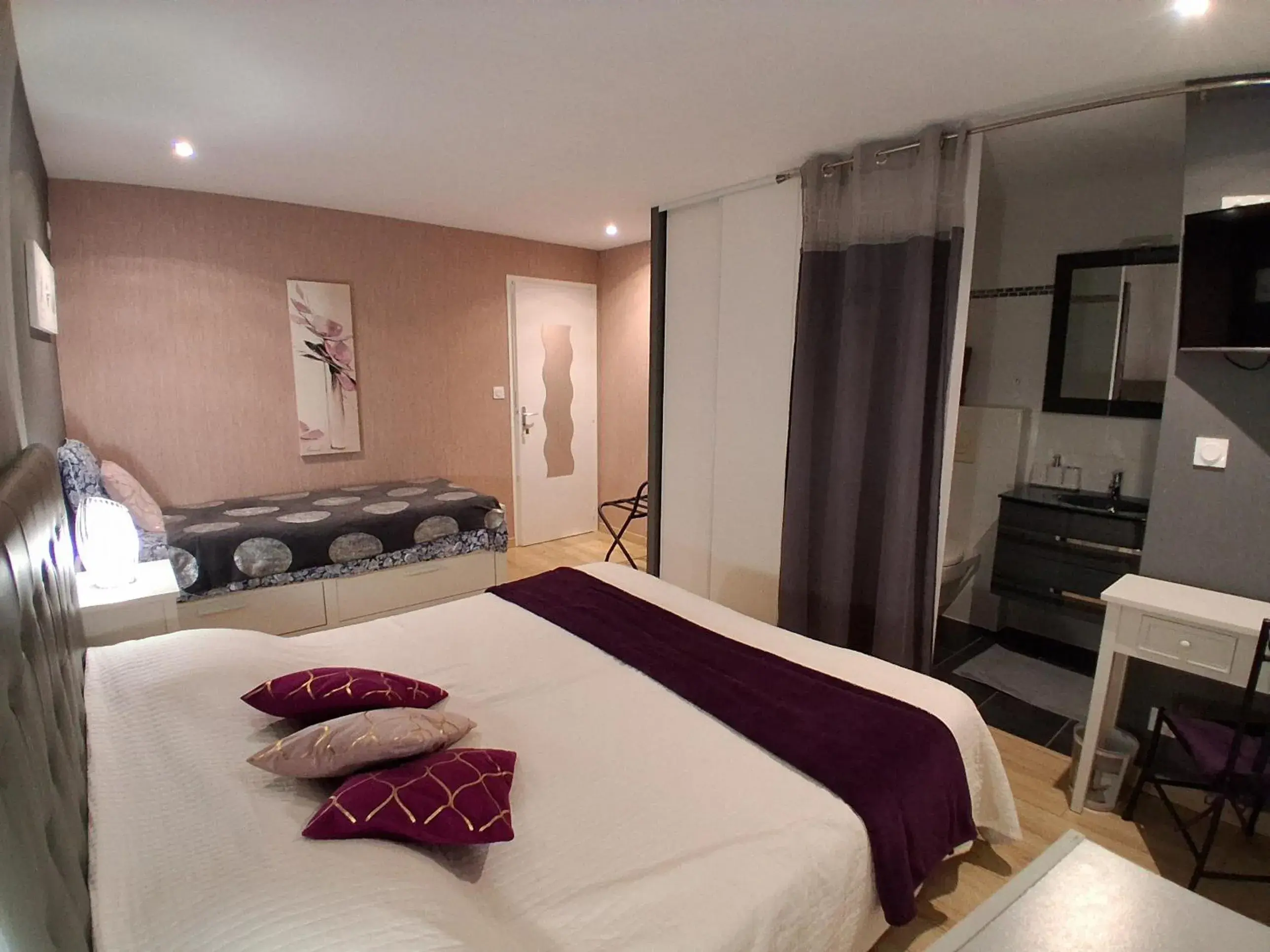 Double or Twin Room with Shower in Chambre d'hôtes Les Bruyères Double or Twin Room with Shower in Chambre d'hôtes Les Bruyères