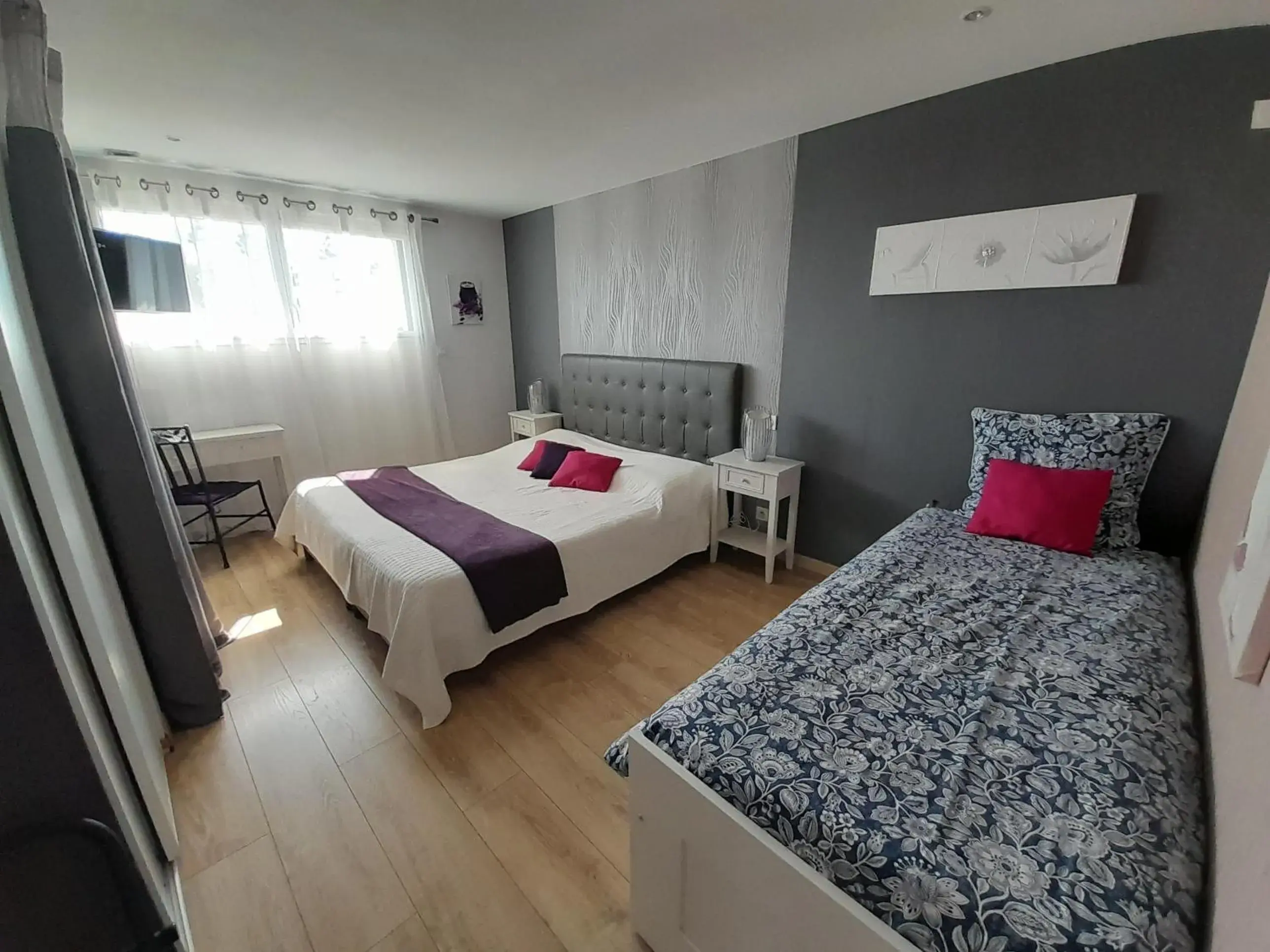 Double or Twin Room with Shower in Chambre d'hôtes Les Bruyères Double or Twin Room with Shower in Chambre d'hôtes Les Bruyères