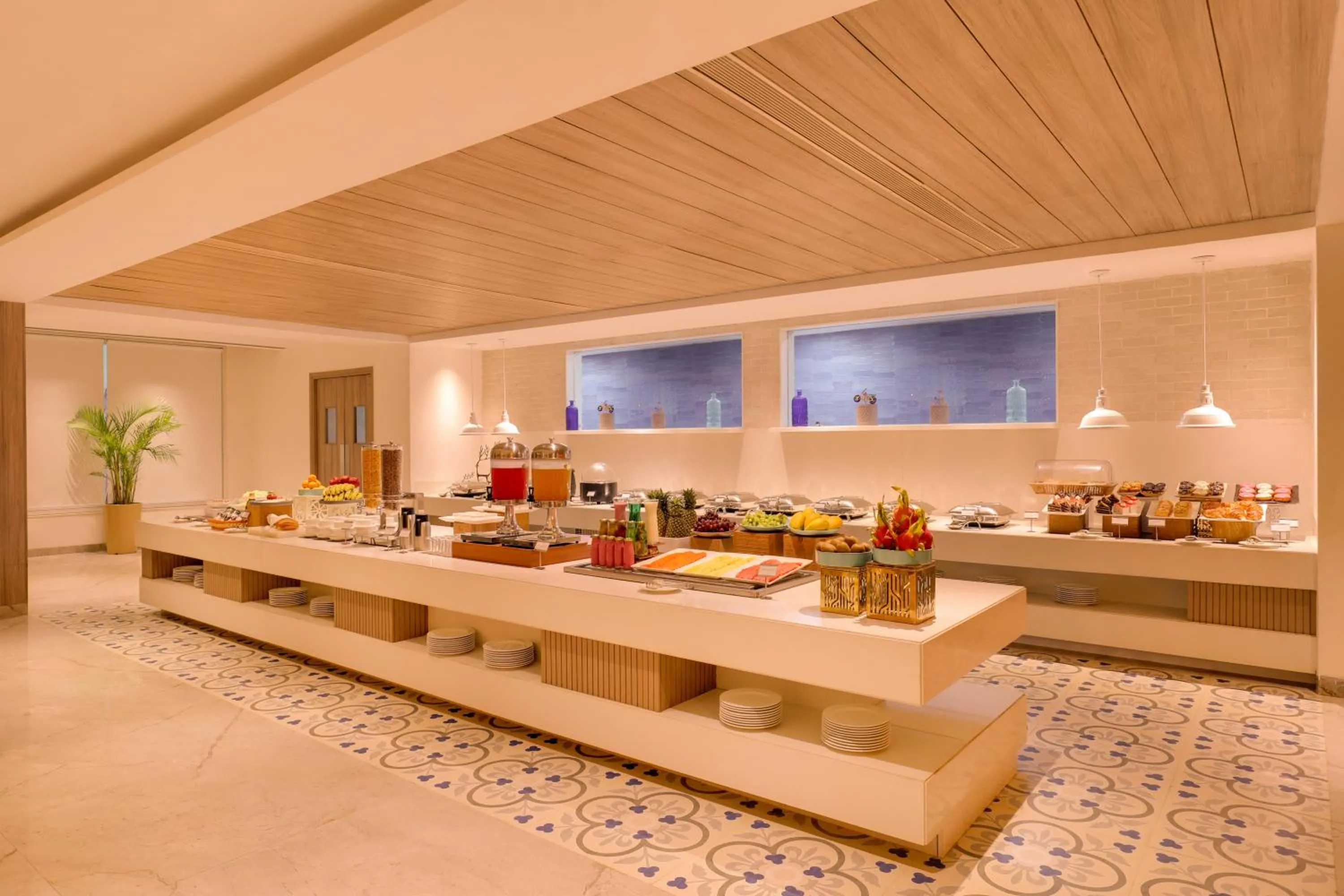 Restaurant/places to eat in Lemon Tree Hotel, Chandausi