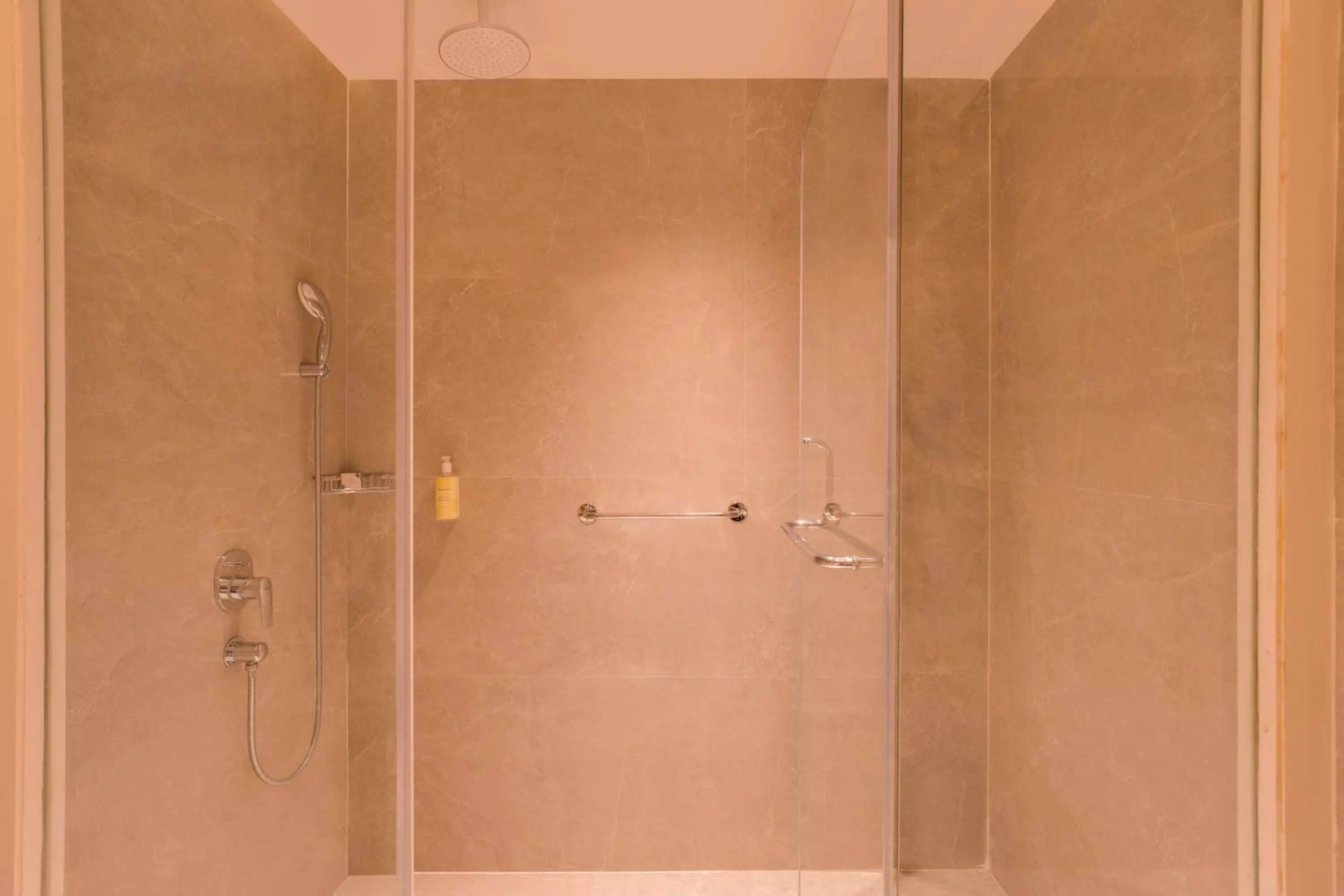 Bathroom in Lemon Tree Hotel, Chandausi