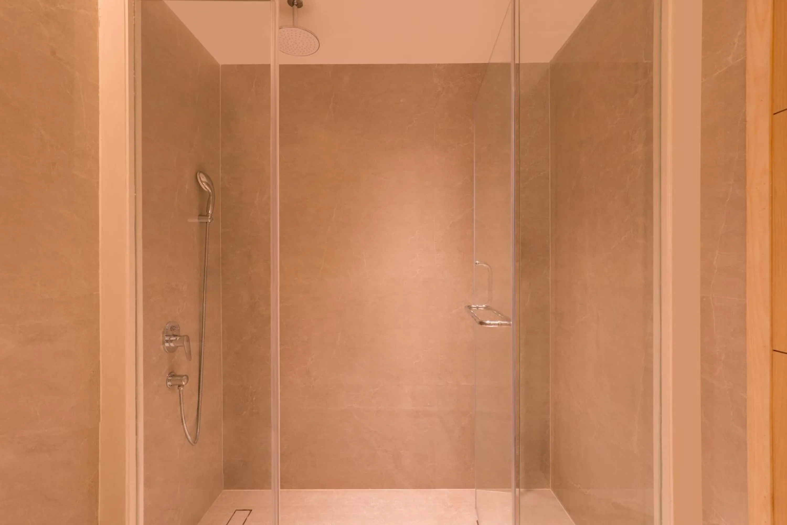 Bathroom in Lemon Tree Hotel, Chandausi