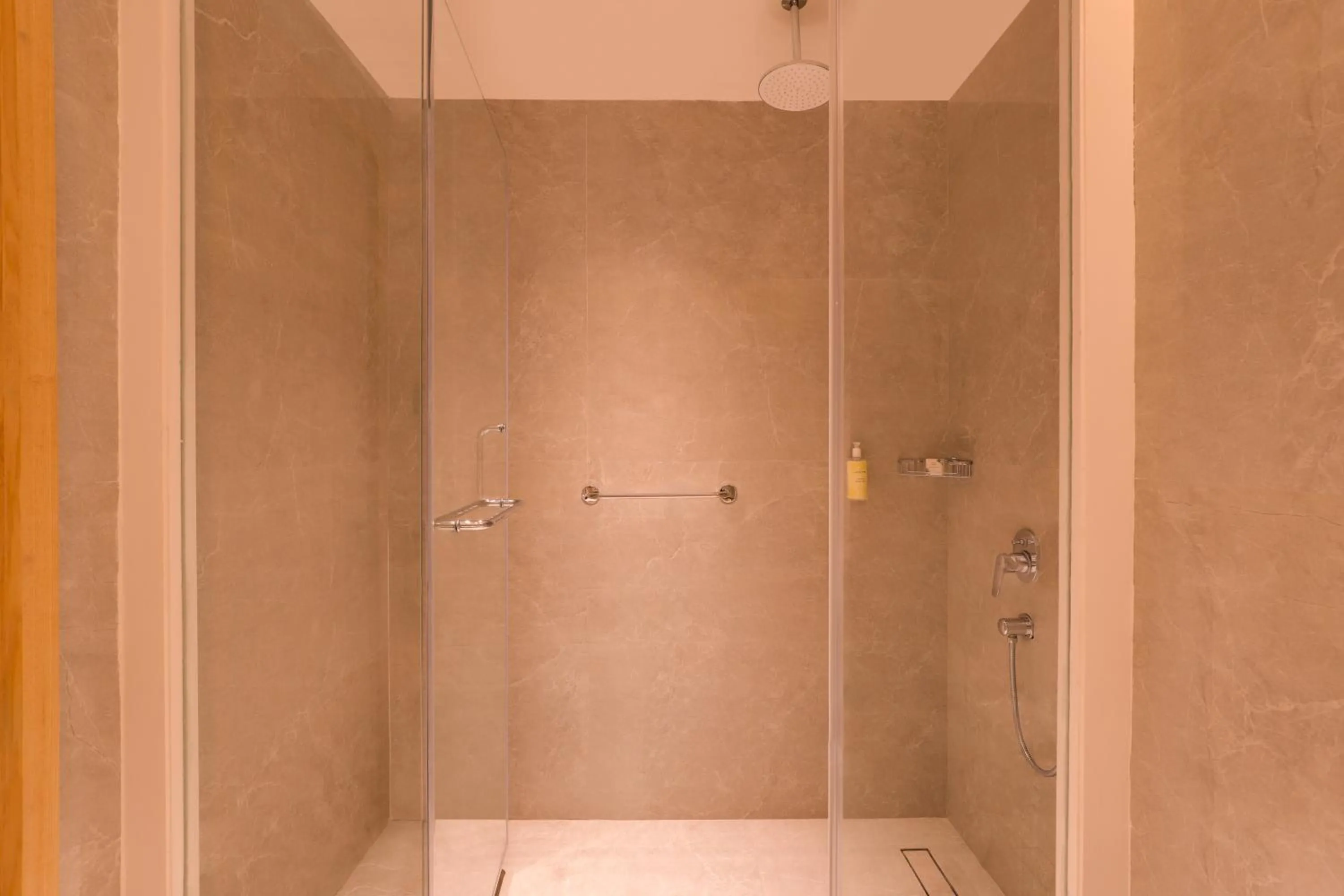 Bathroom in Lemon Tree Hotel, Chandausi