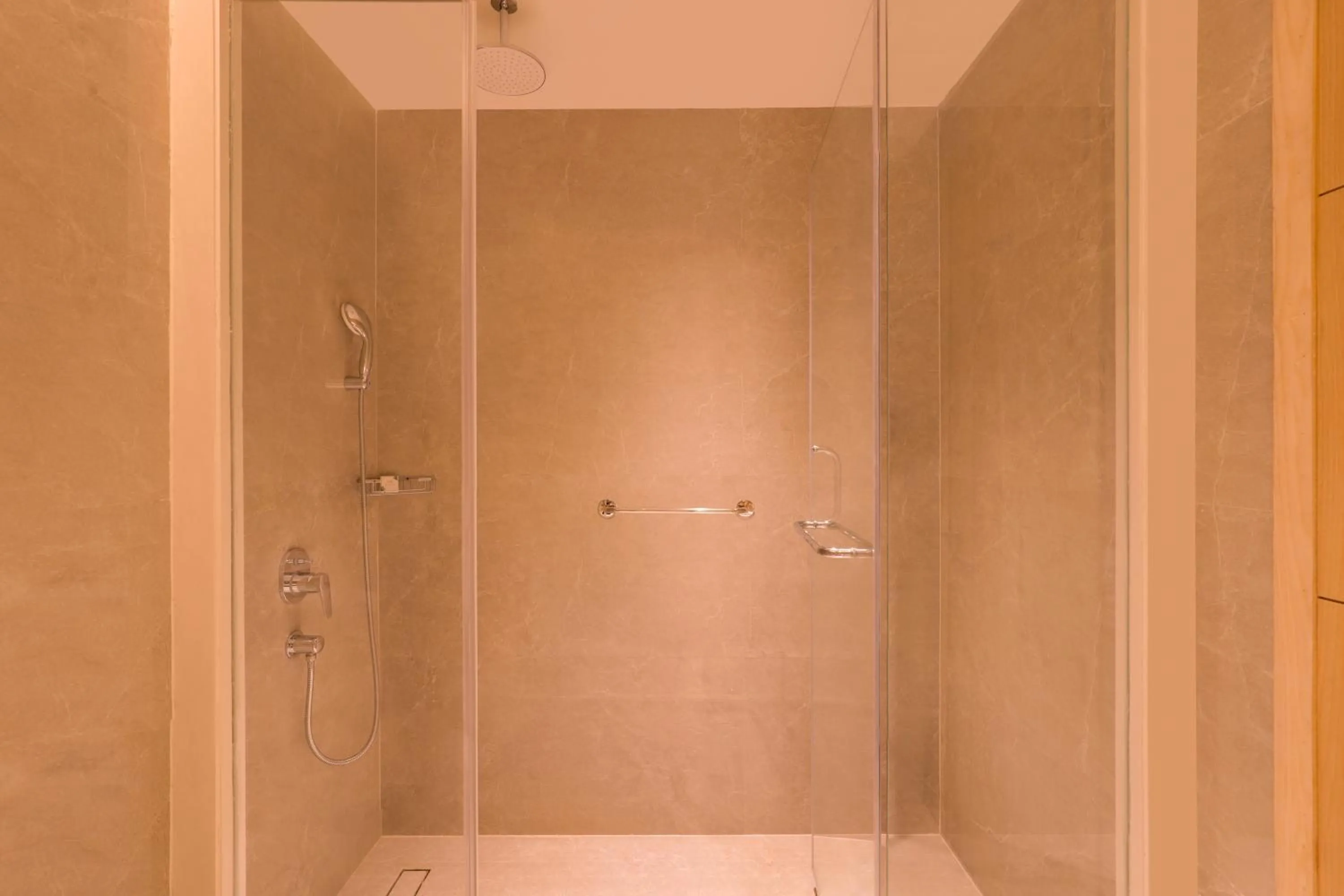 Bathroom in Lemon Tree Hotel, Chandausi