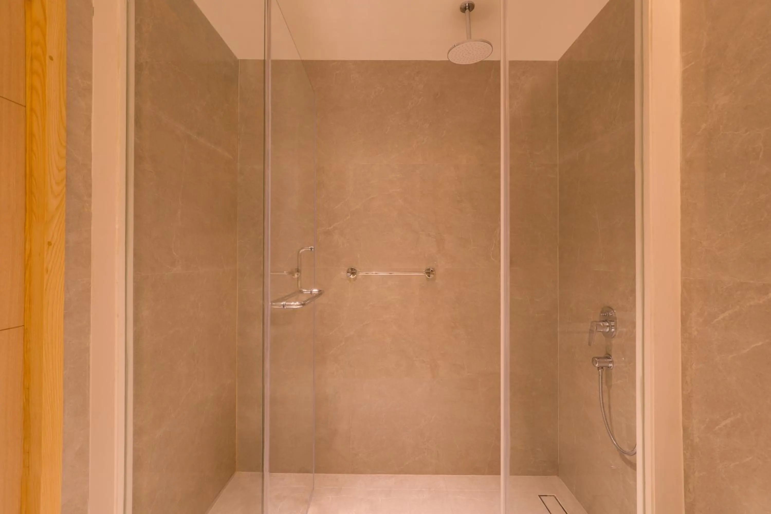 Bathroom in Lemon Tree Hotel, Chandausi