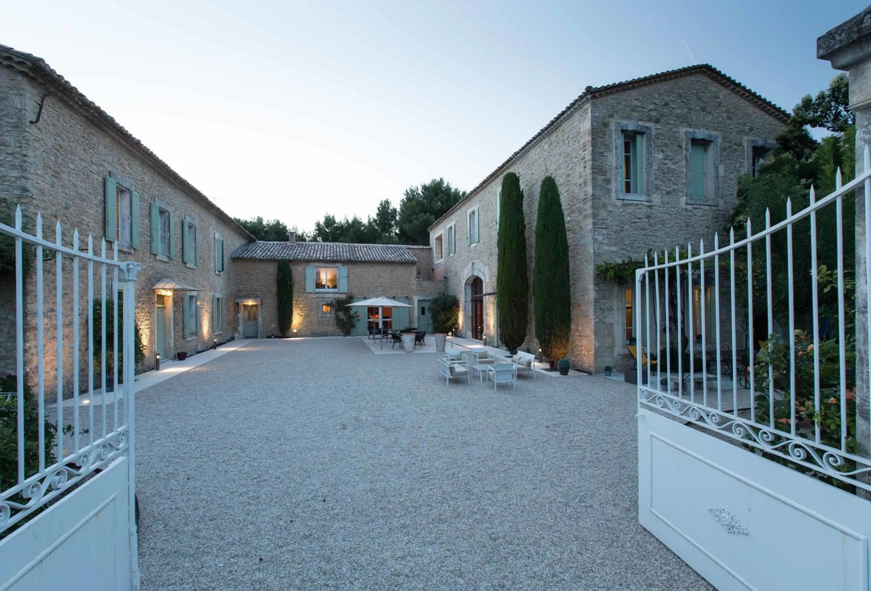Facade/entrance in La Cour Des Sens