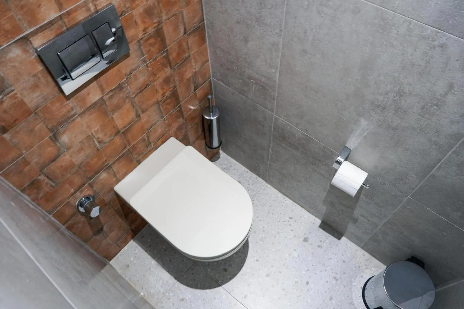 Toilet in Rempart Hotel