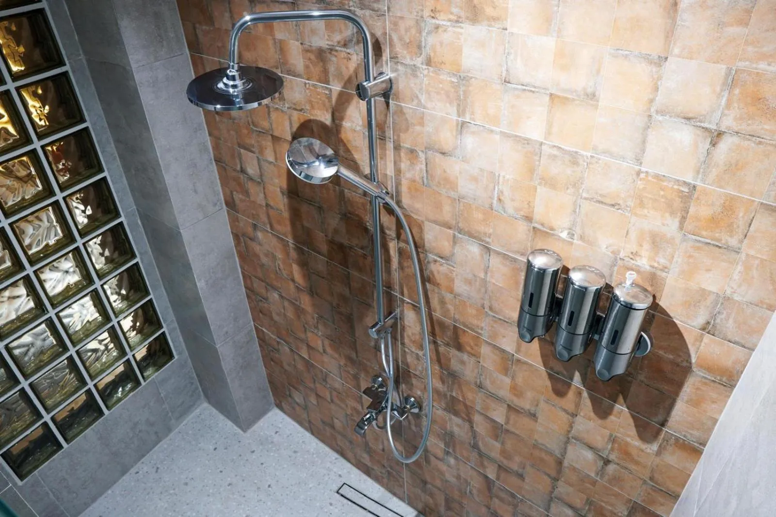 Shower in Rempart Hotel