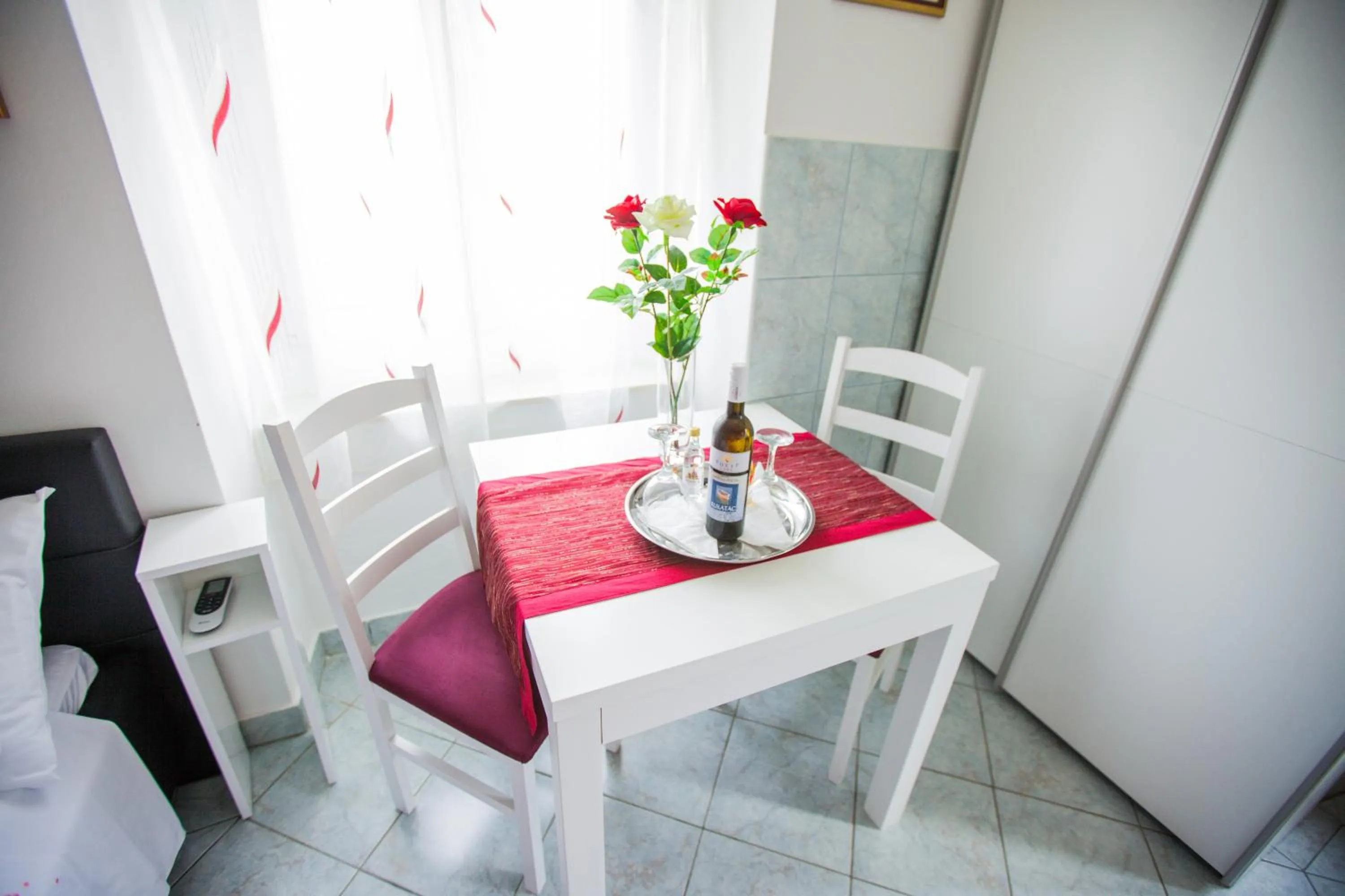 Seating area in Golden Gate Dream Rooms