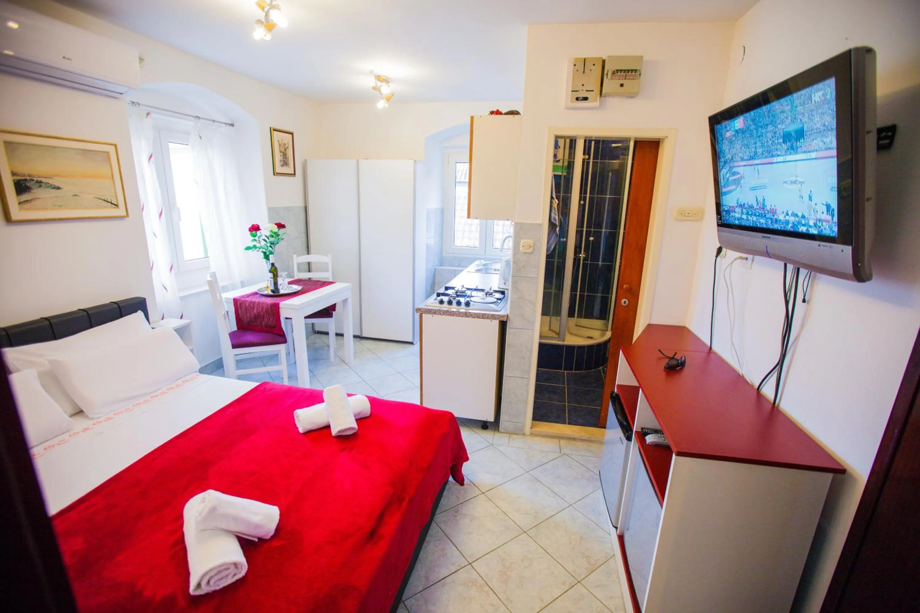 Bed in Golden Gate Dream Rooms