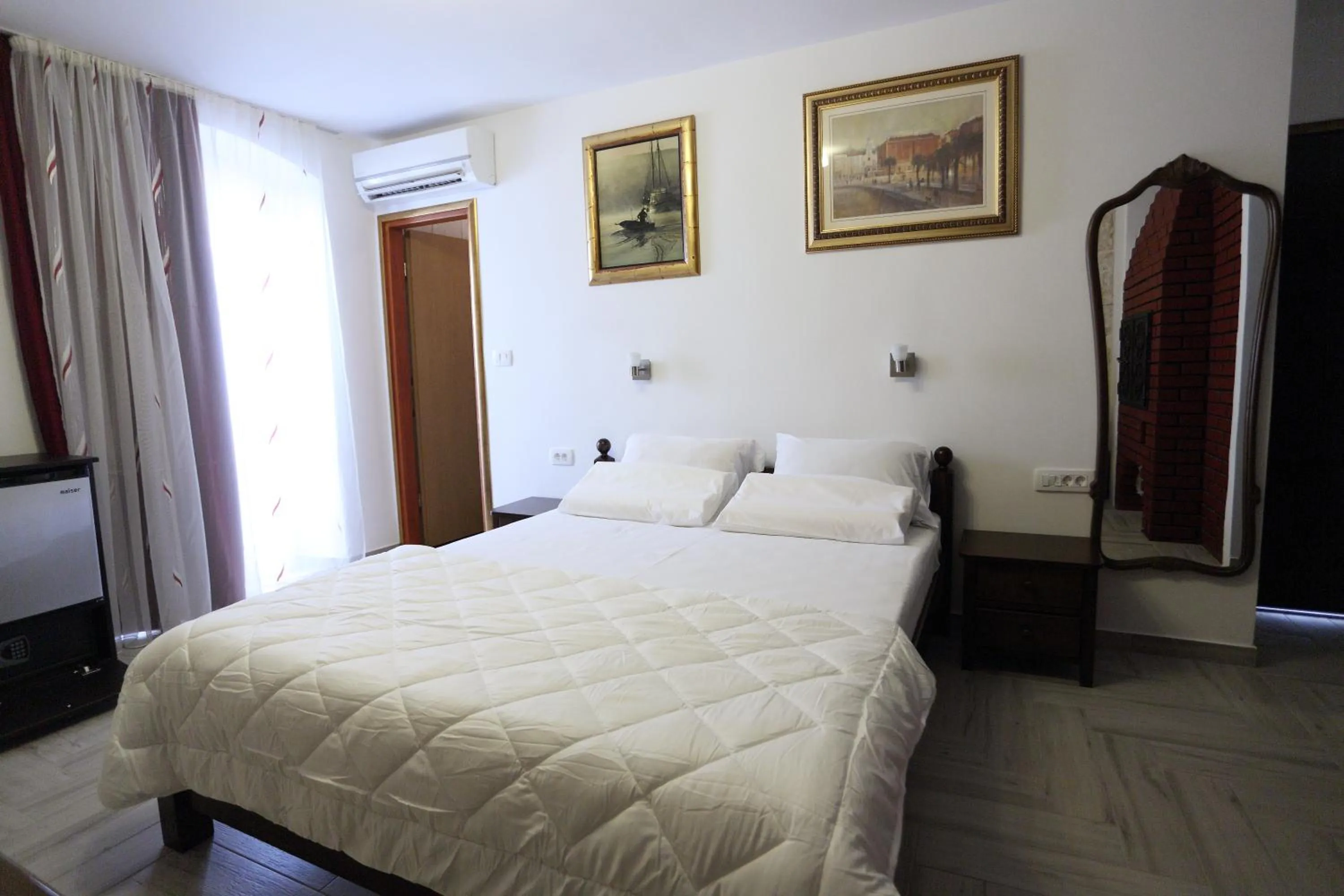 Bed in Golden Gate Dream Rooms