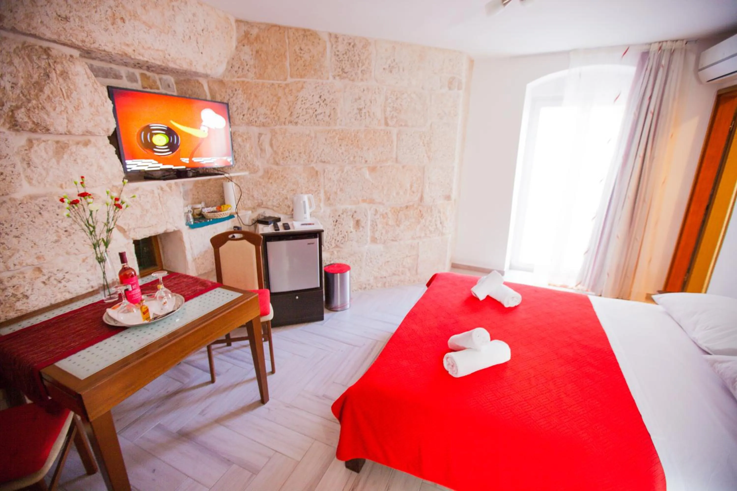 Bed in Golden Gate Dream Rooms