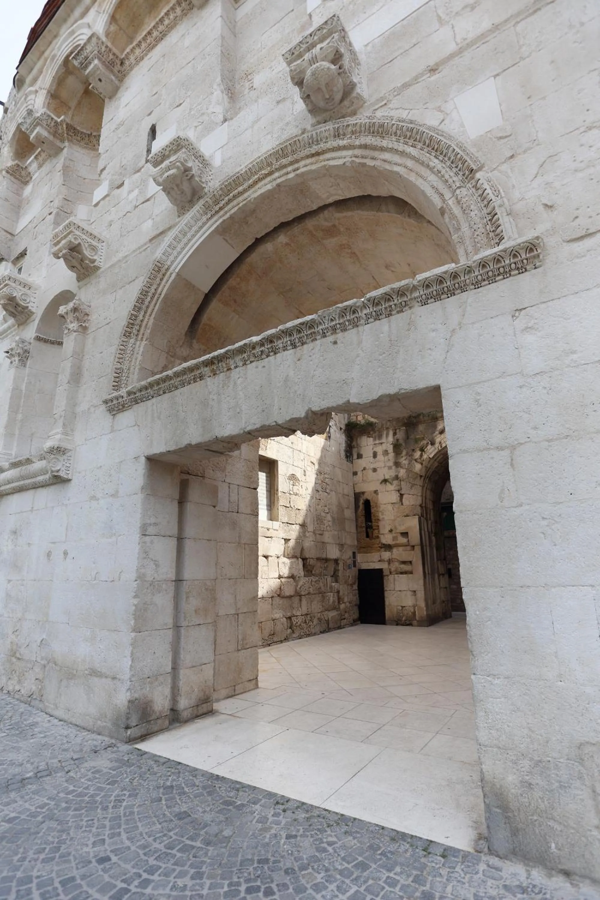 Property building in Golden Gate Dream Rooms