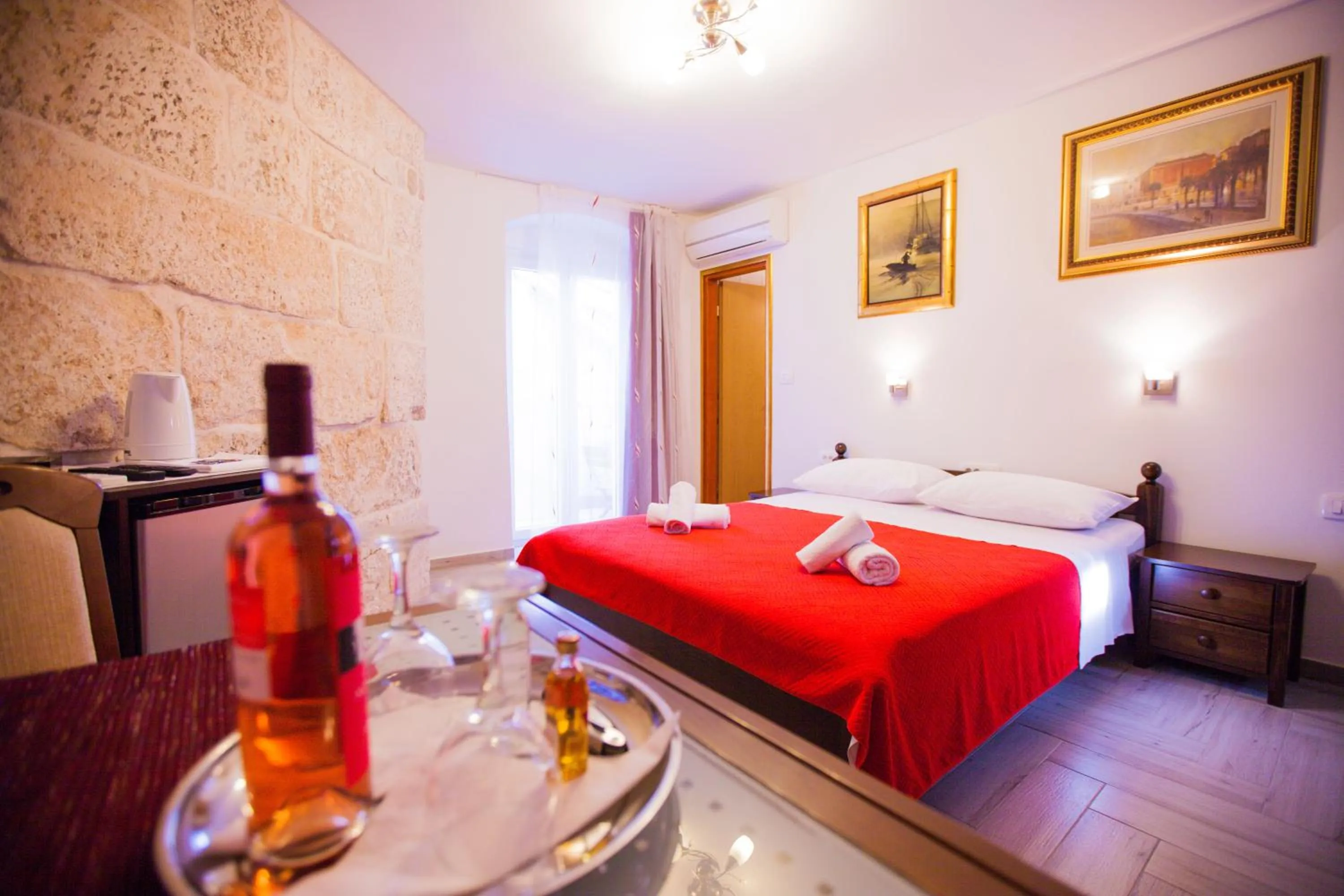 Seating area, Bed in Golden Gate Dream Rooms