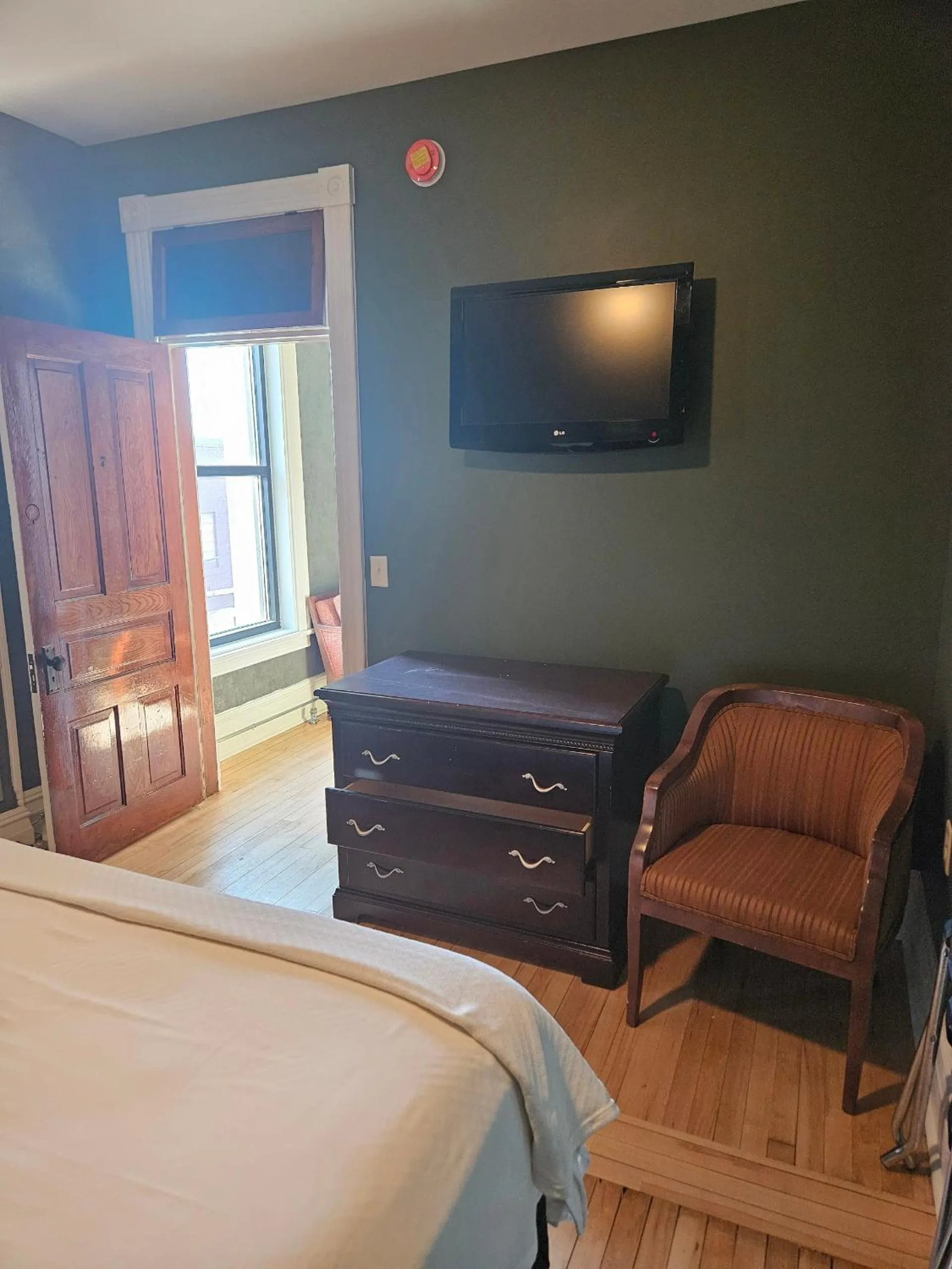 Bed in Albany Merchants Hotel