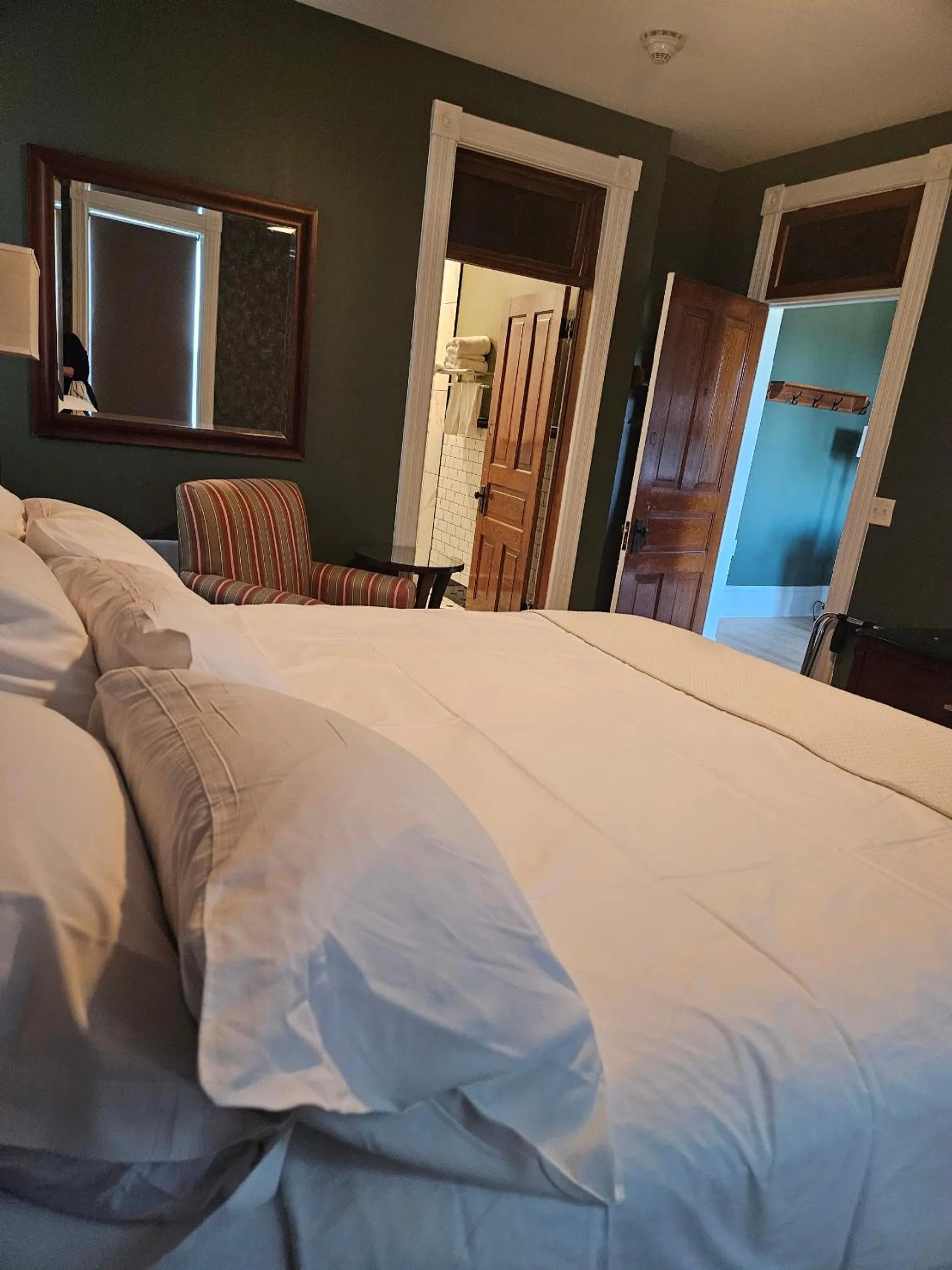 Bed in Albany Merchants Hotel