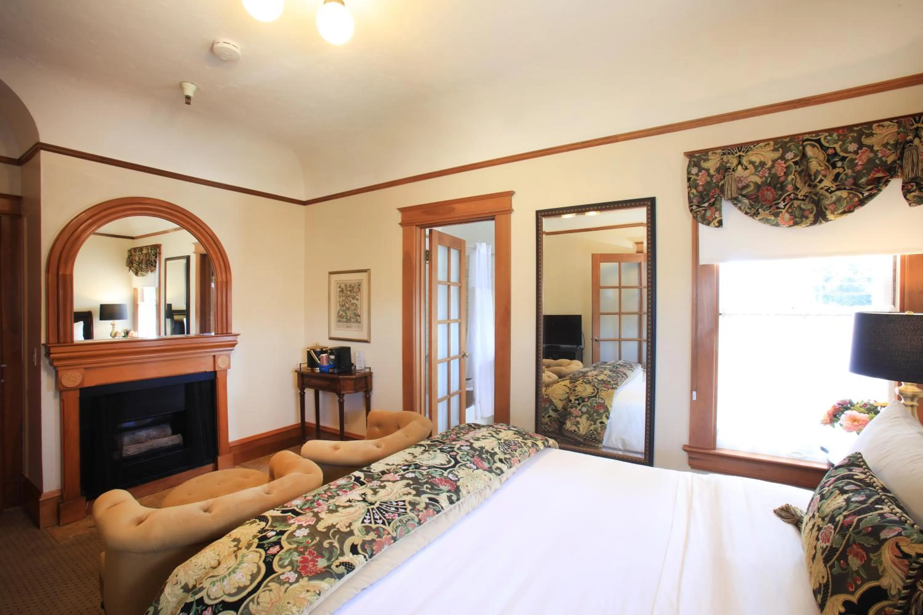 King Room in The Charles Pacific Grove