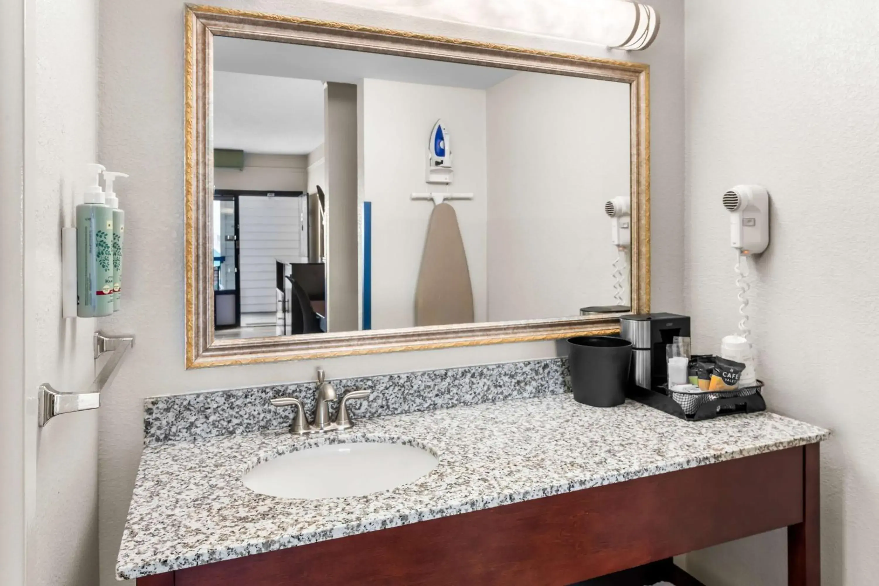 King Room with Spa Bath - Bayside/Non-Smoking in Best Western Kent Narrows Inn King Room with Spa Bath - Bayside/Non-Smoking in Best Western Kent Narrows Inn