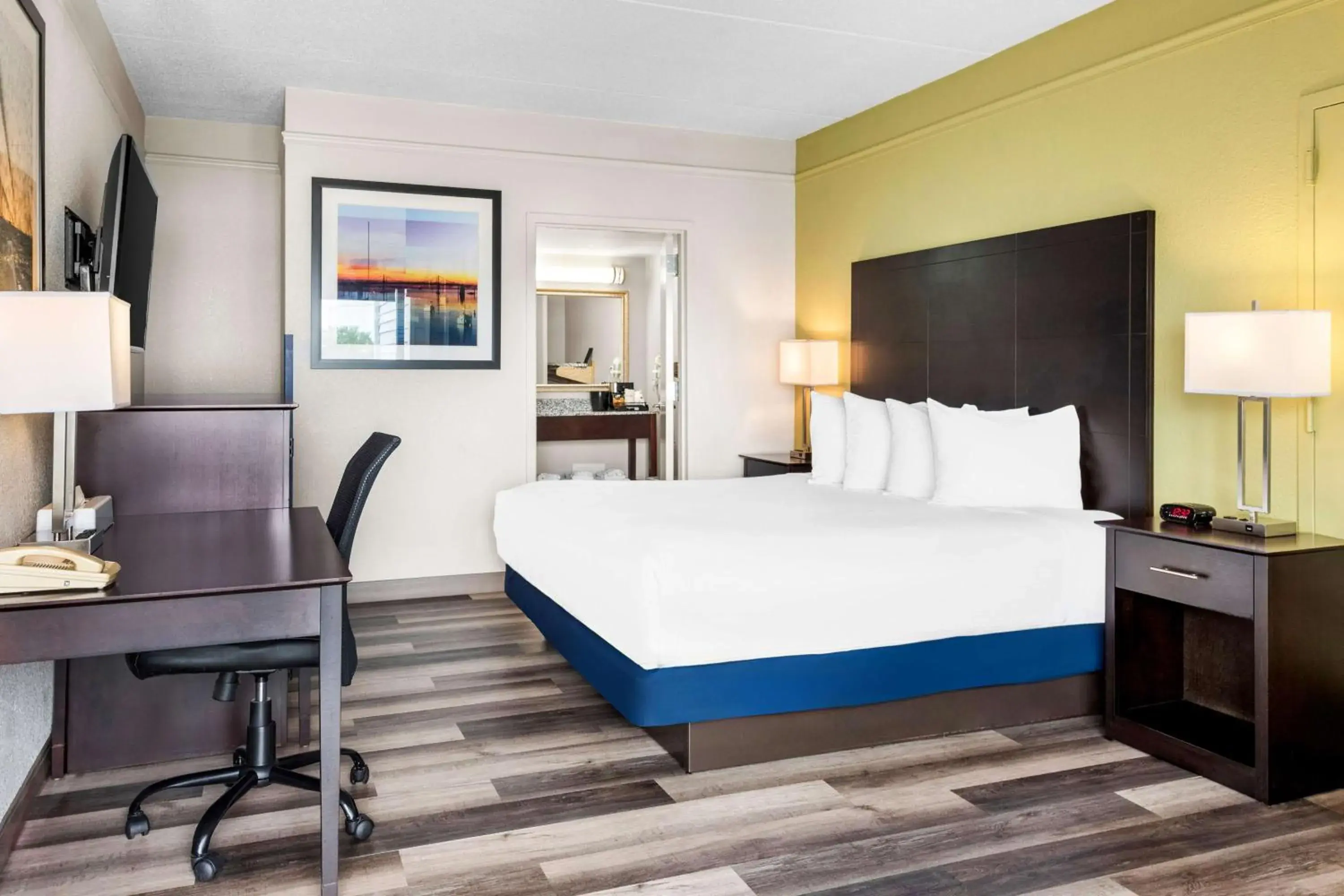 King Room with Bath Tub and View - Disability Access/Non-Smoking in Best Western Kent Narrows Inn King Room with Bath Tub and View - Disability Access/Non-Smoking in Best Western Kent Narrows Inn