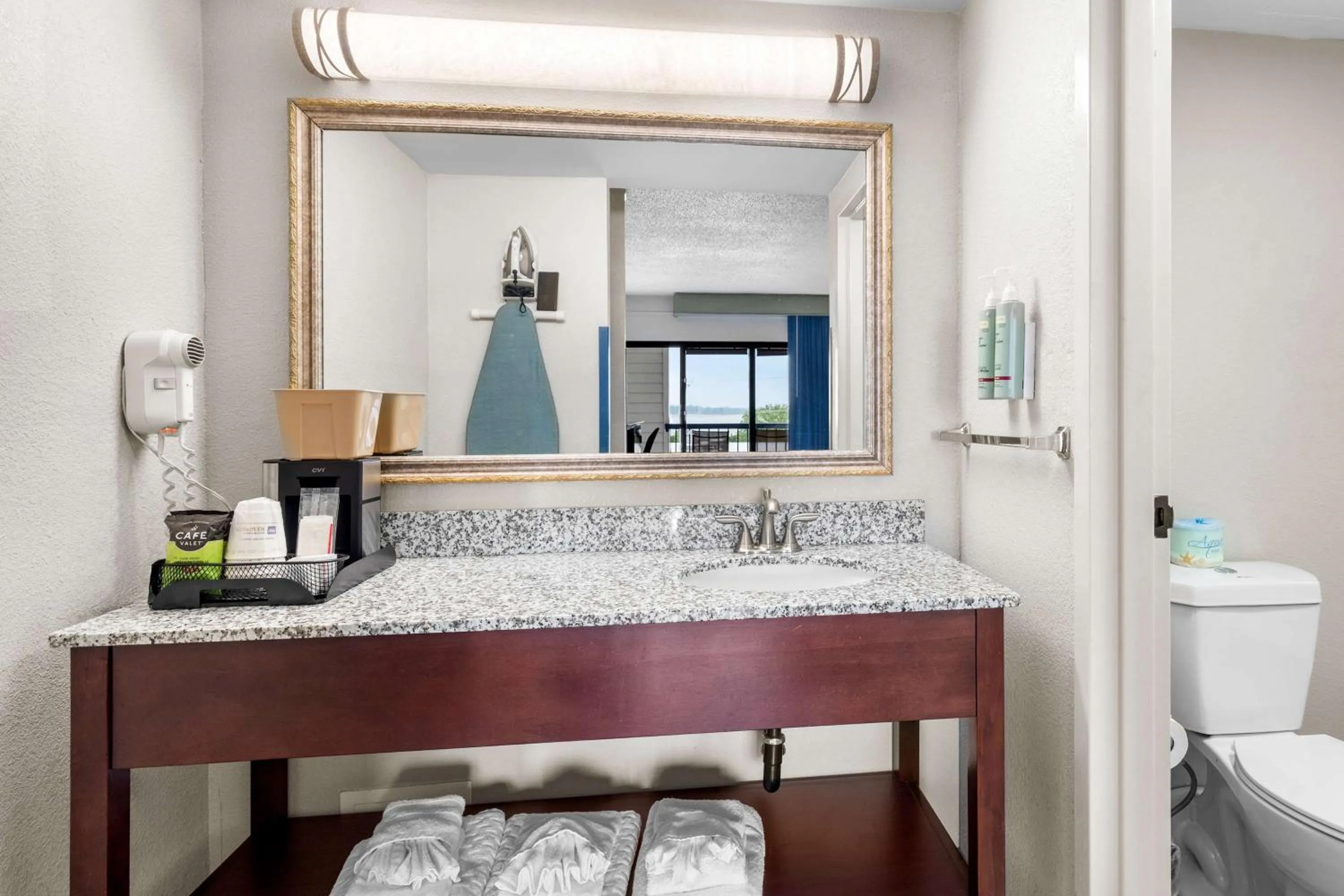 Bedroom in Best Western Kent Narrows Inn