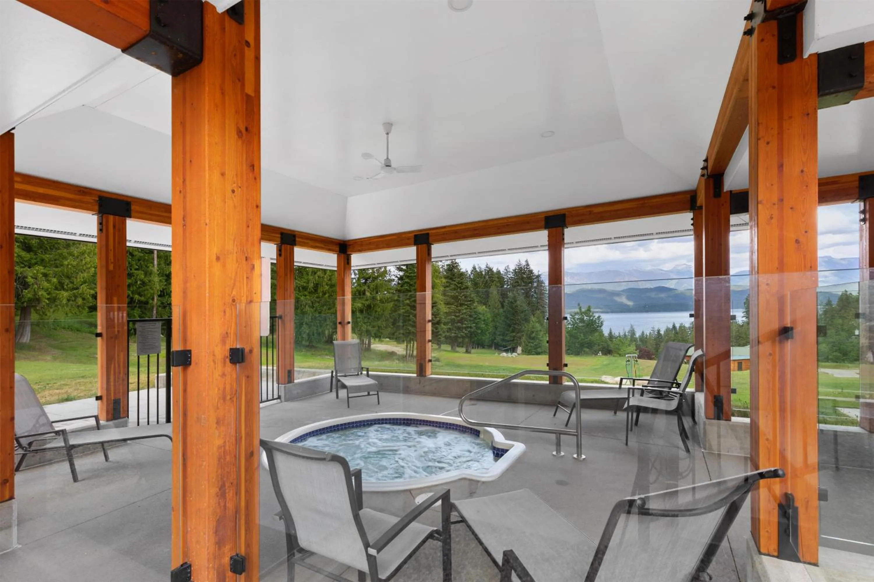 Kootenay Lakeview Resort BW Signature Collection