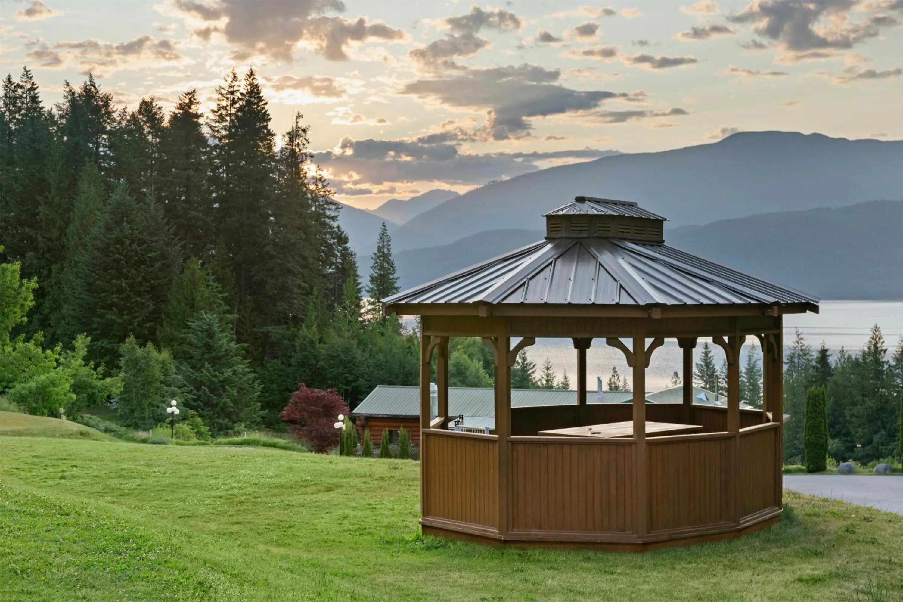 Kootenay Lakeview Resort BW Signature Collection