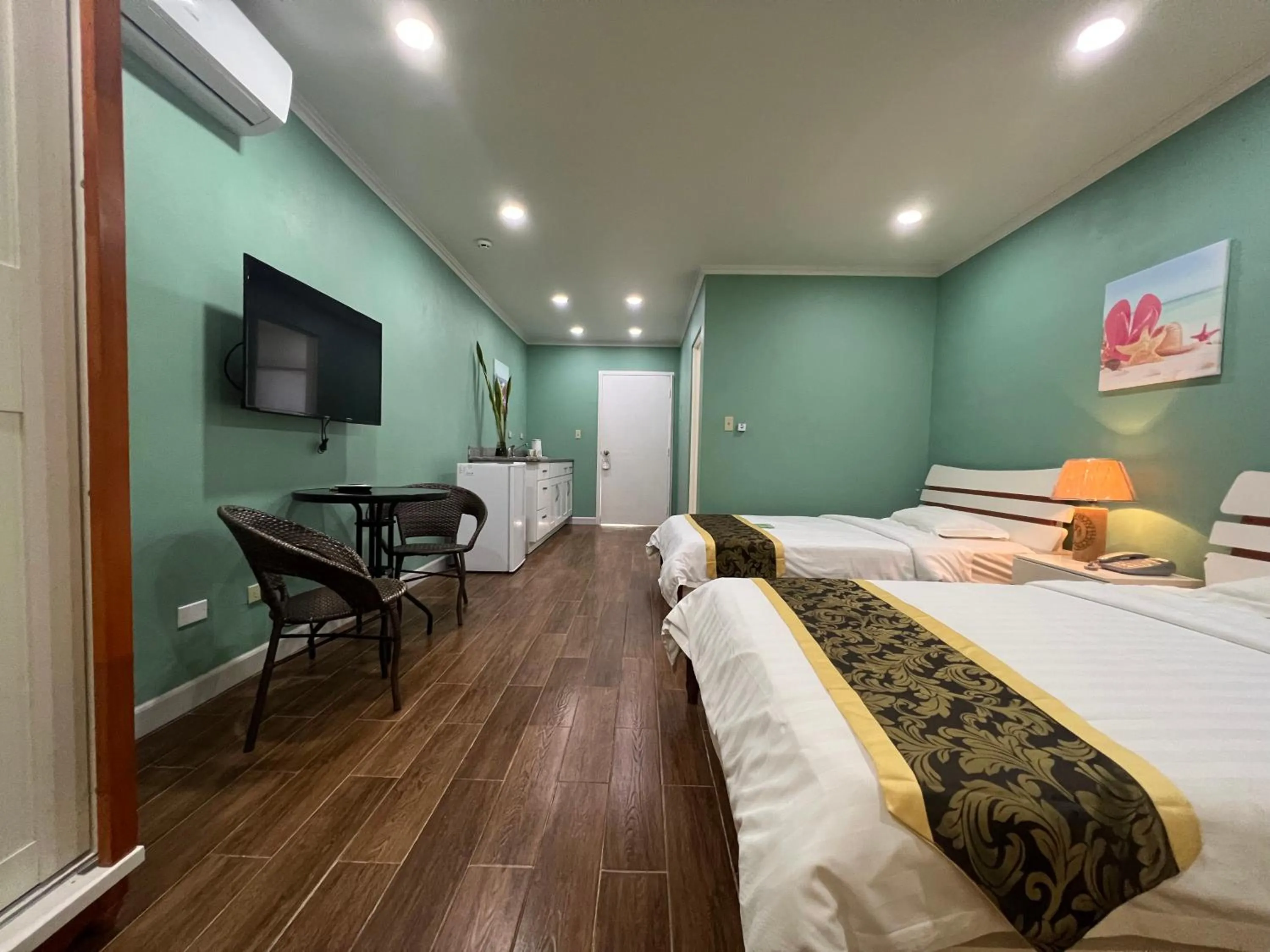 Deluxe Twin Room in Beach Garden Hotel