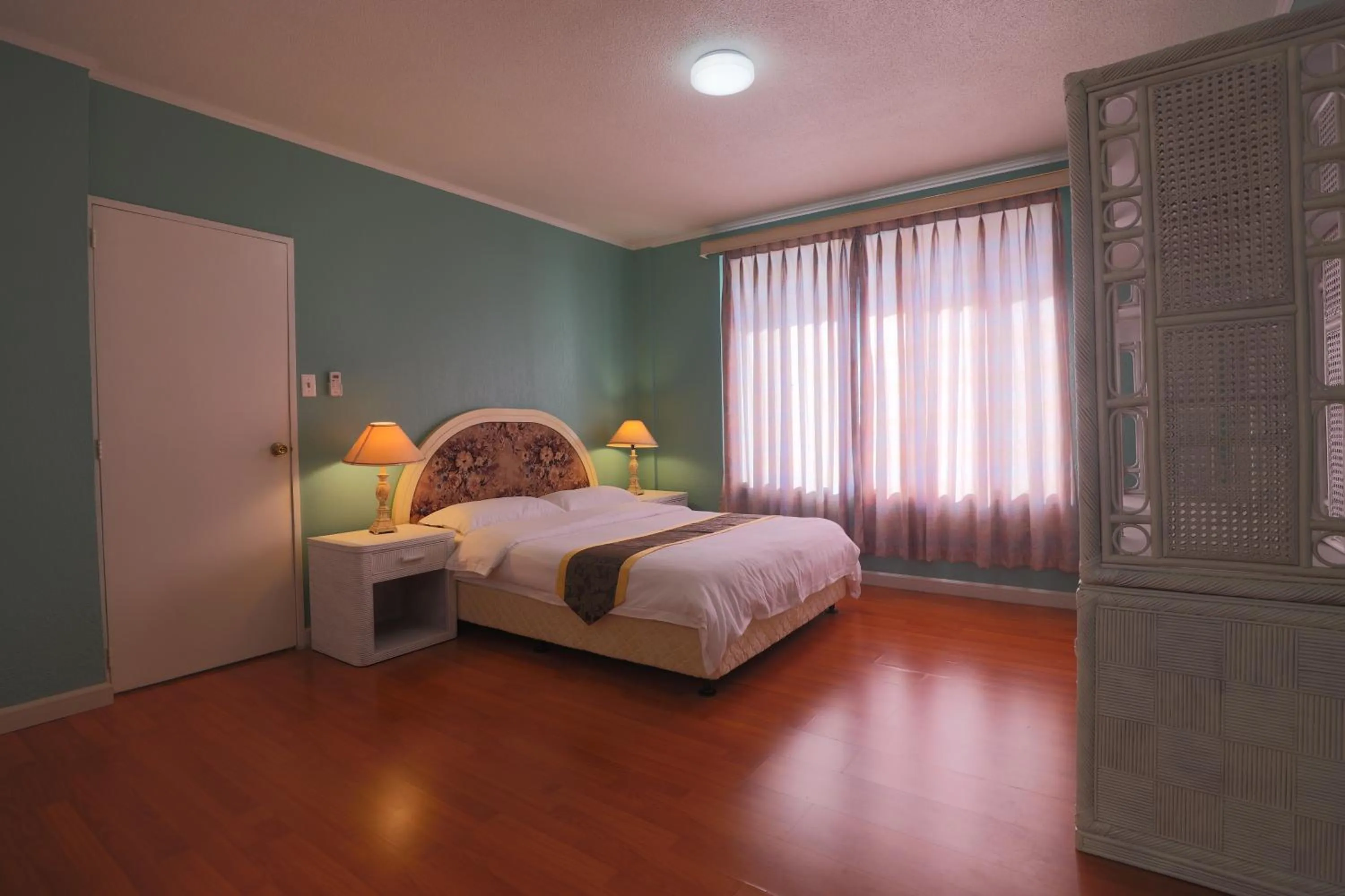 Bedroom, Bed in Beach Garden Hotel