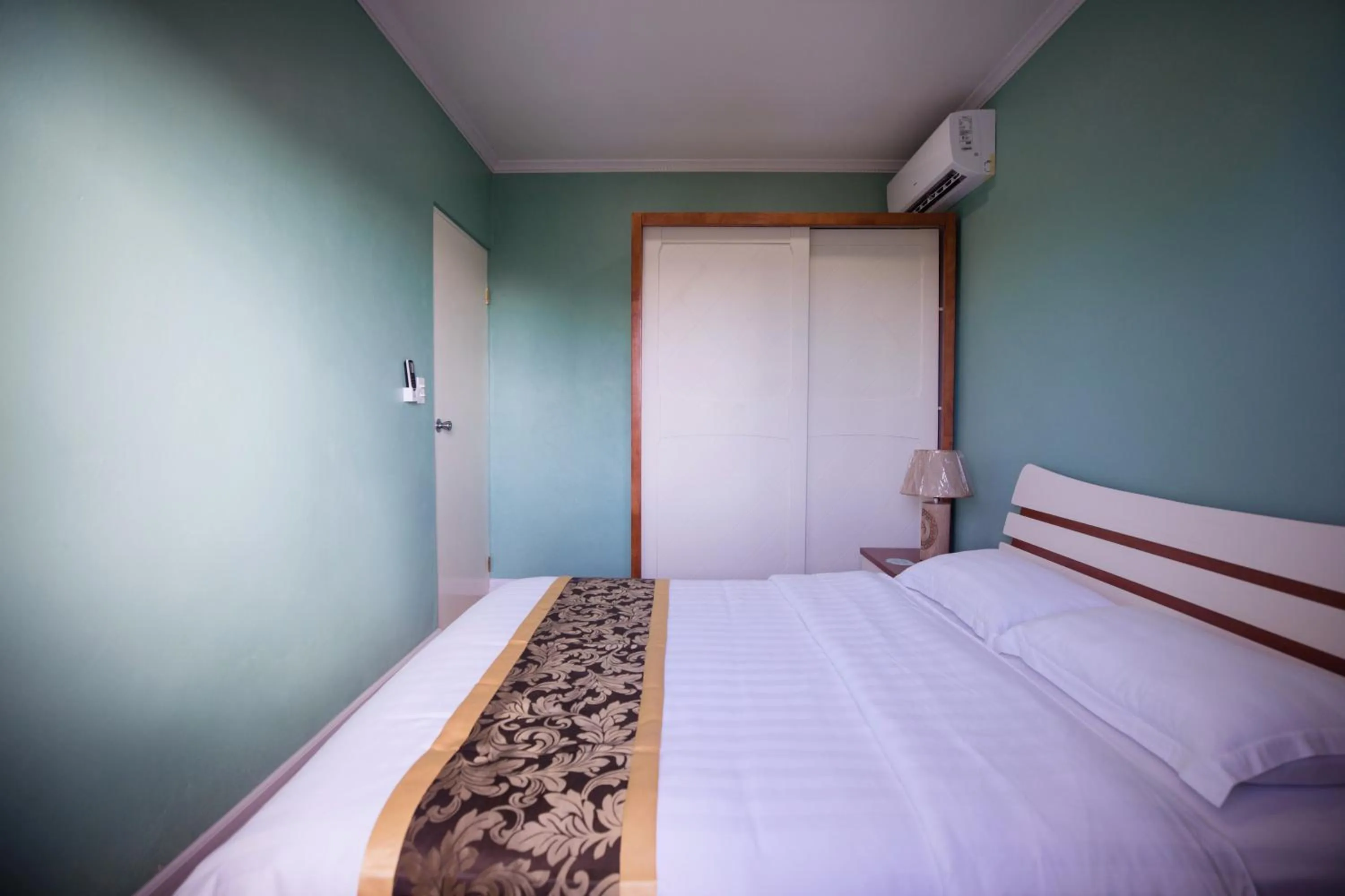 bunk bed, Bed in Beach Garden Hotel